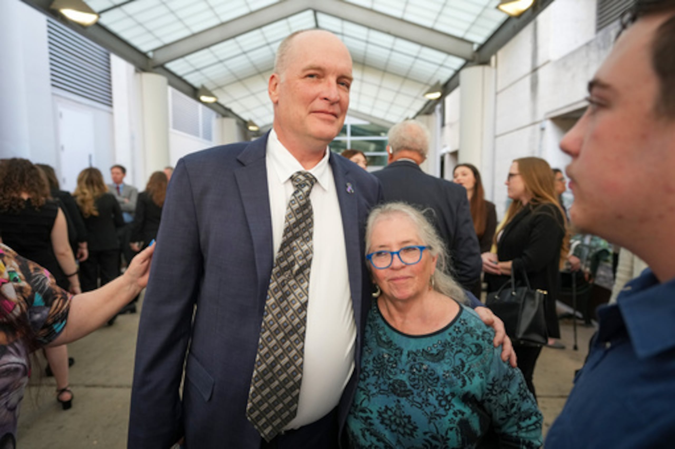 Sharon Shipman, madre de Forrest Welborn, uno de los hombres erróneamente acusado, quien murió en el 2010 en un enfrentamiento con la Policía.