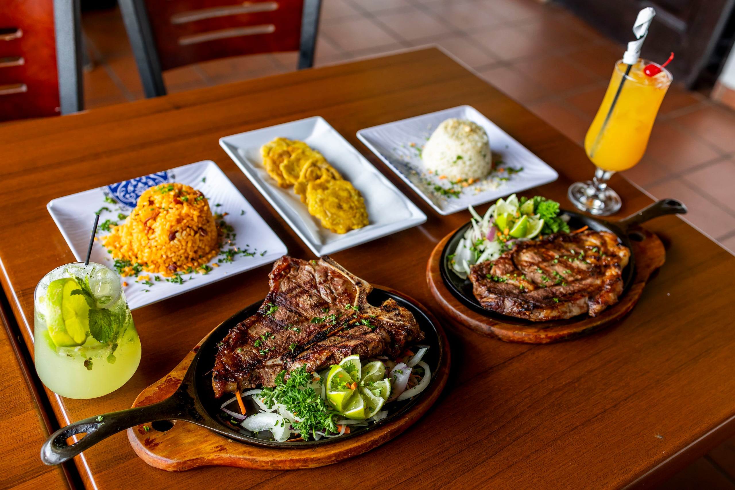 Restaurante Hacienda Maribo en Adjuntas donde su especialidad es cortes de carne. Tambien cuentan con una variedad de vinos y un pequeno recorrido donde puedes ver animales y disfrutar de una vista de Adjuntas y el Gigante Dormido.
En la foto: Poterhouse, Ribeye con arroz mamposteado, arroz provenzal y tostones
Xavier Garcia / Fotoperiodista