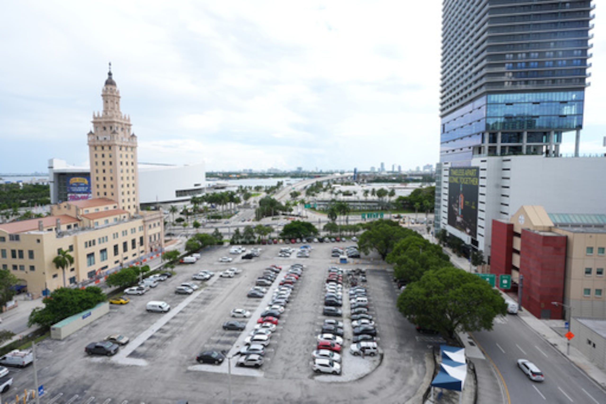 DeSantis propone biblioteca de Trump en estacionamiento de Miami Dade College.