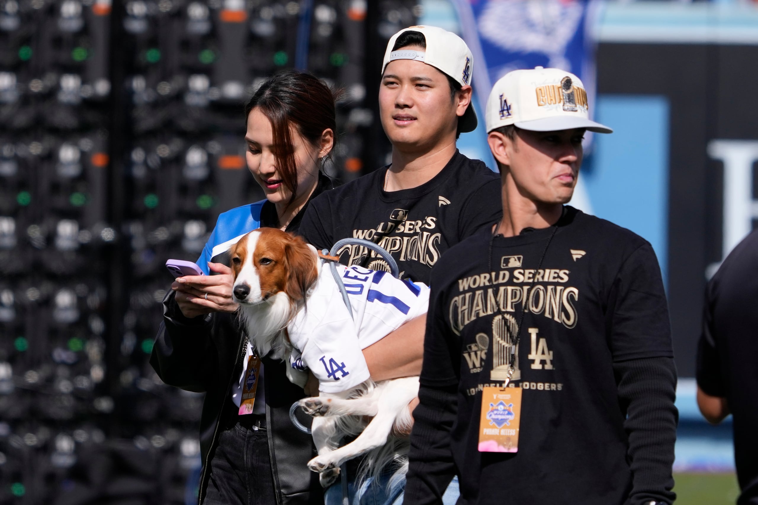 Shohei Ohtani, de los Dodgers de Los Ángeles, sostiene a su perro Decoy en el desfile y celebración tras ganar la Serie Mundial.