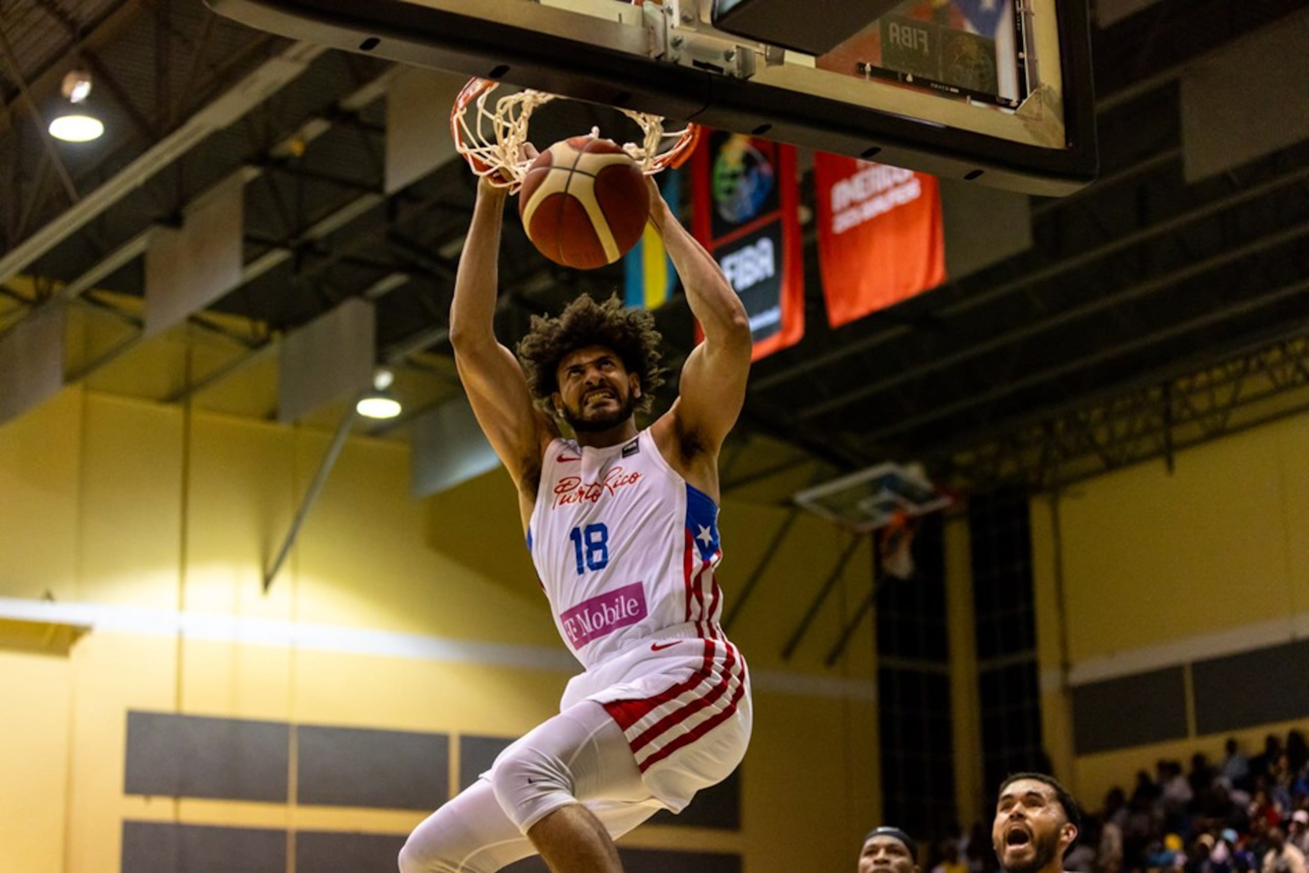Christian Negrón clava un balón con fuerza y carácter. (FIBA)