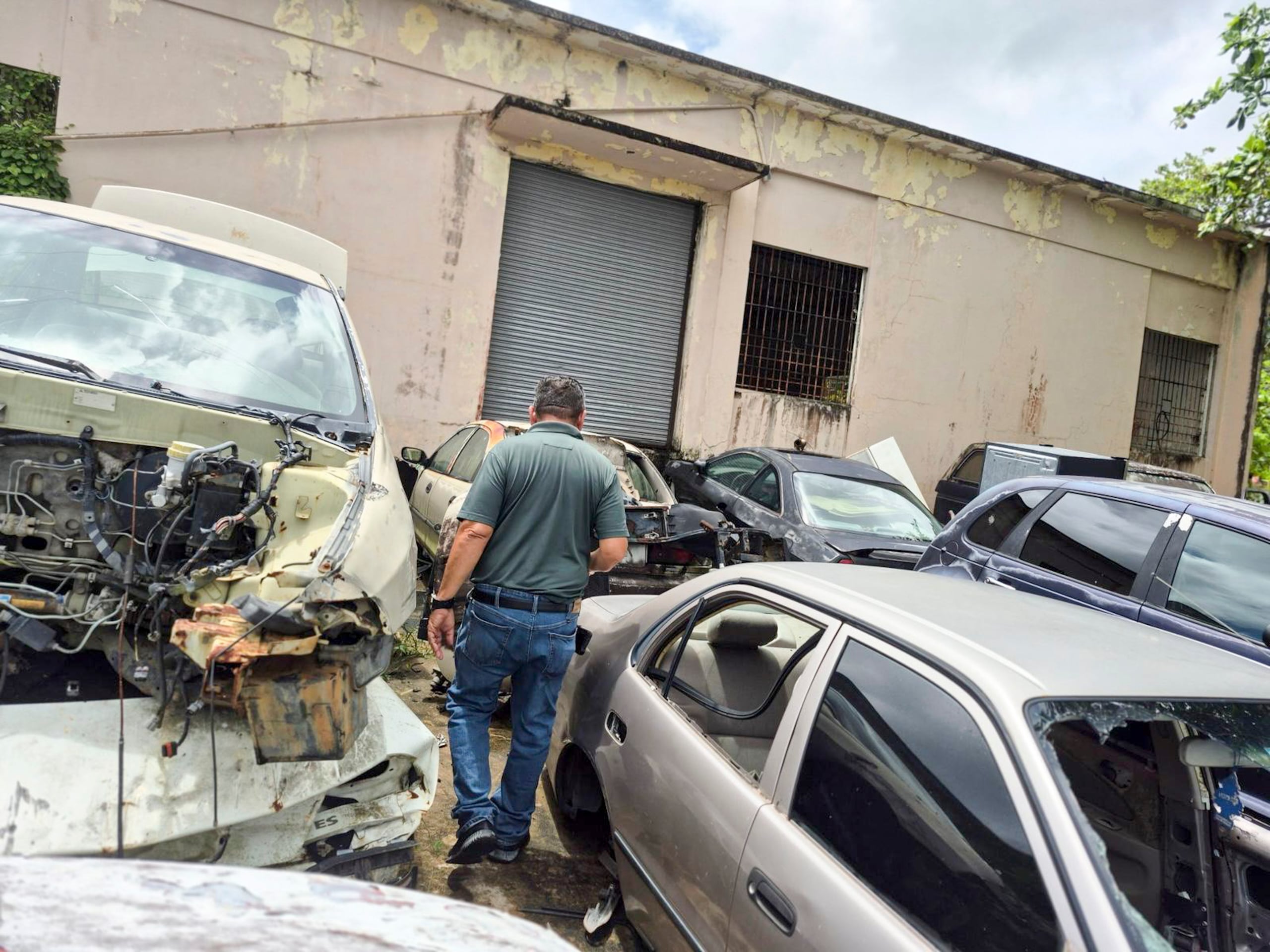 Las autoridades removieron 38 vehículos de motor, que fueron declarados estorbos públicos, de una fábrica abandonada en Yabucoa.