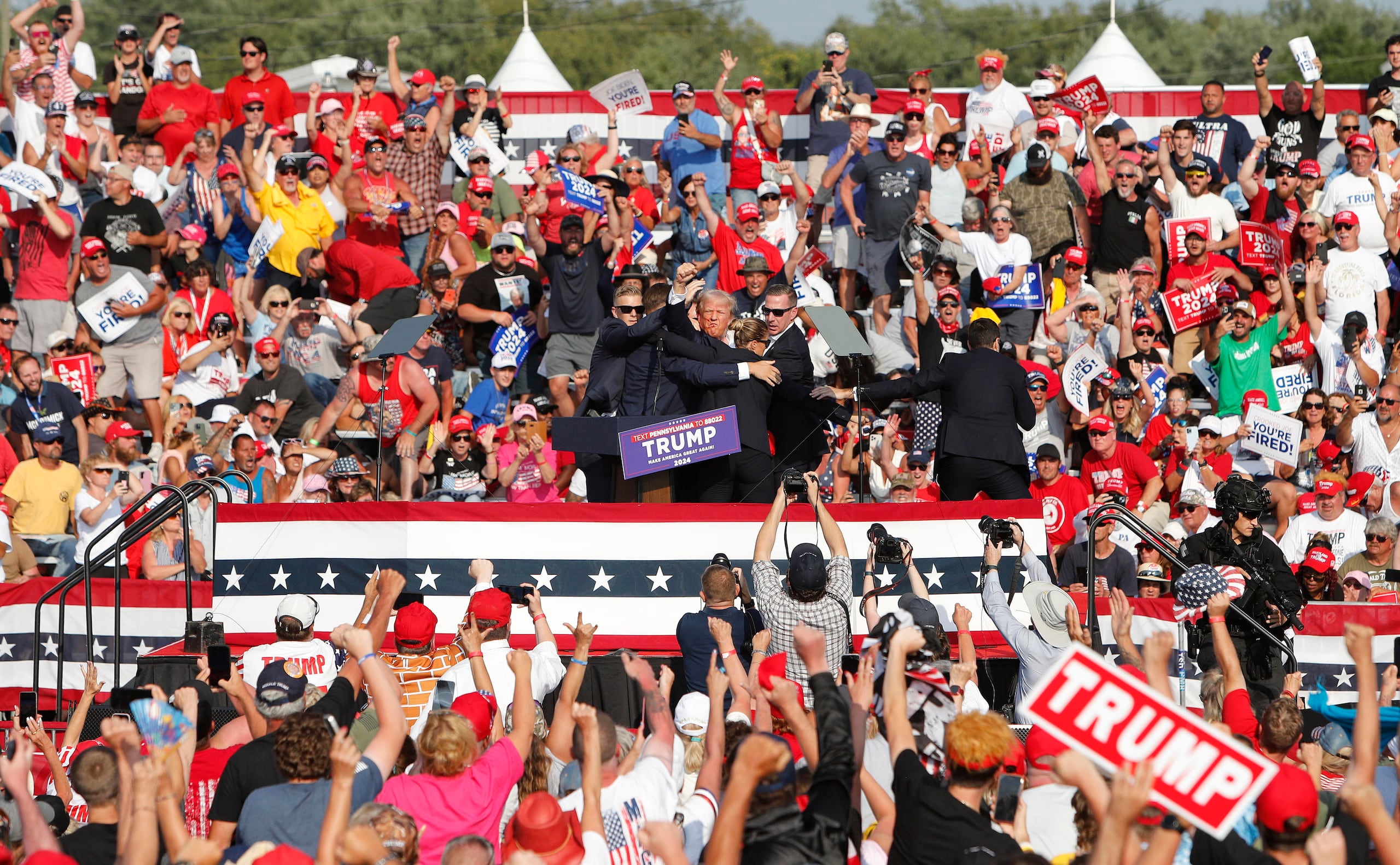 El expresidente estadounidense Donald Trump es sacado del escenario por el Servicio Secreto.