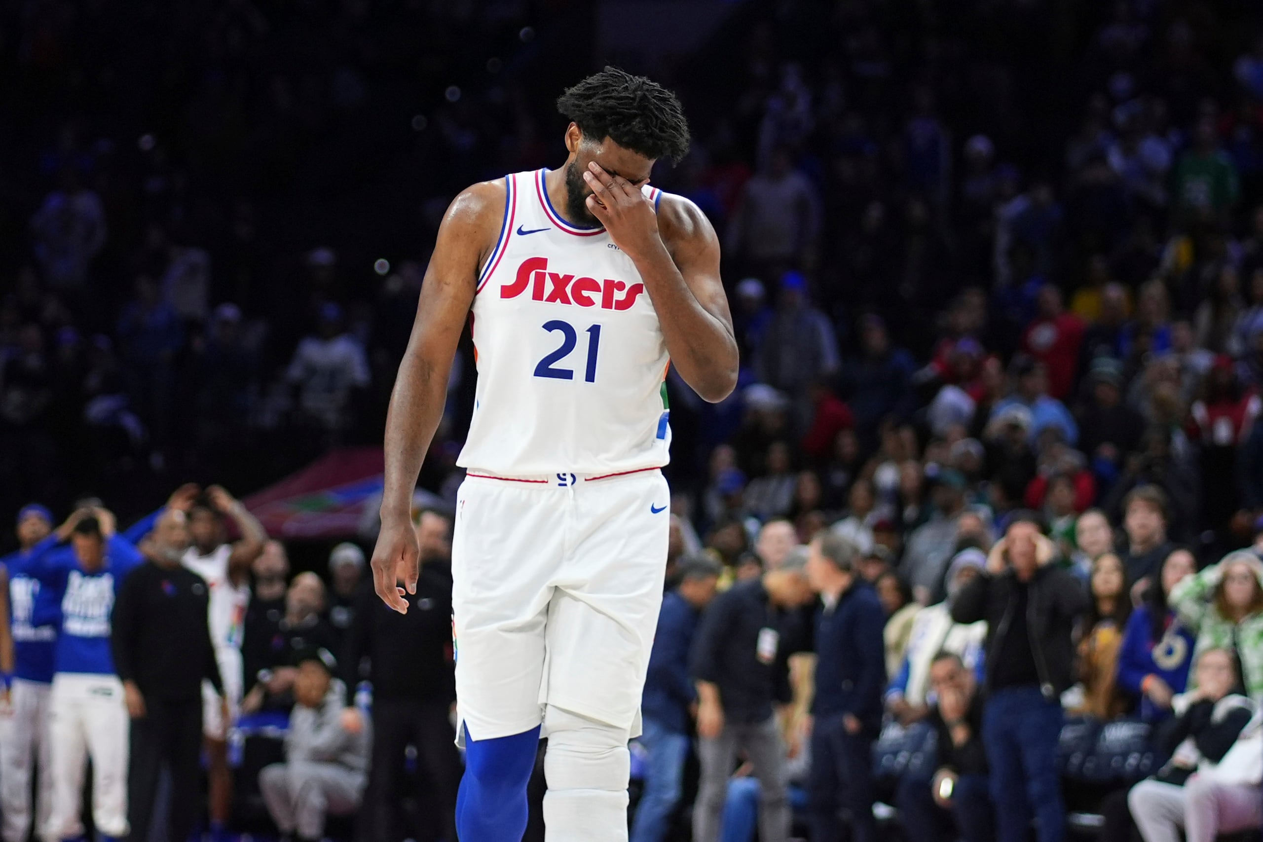 Joel Embiid, de los 76ers de Filadelfia, reacciona después de fallar un tiro durante la segunda mitad de un juego contra de los Raptors, el 11 de febrero de 2025.