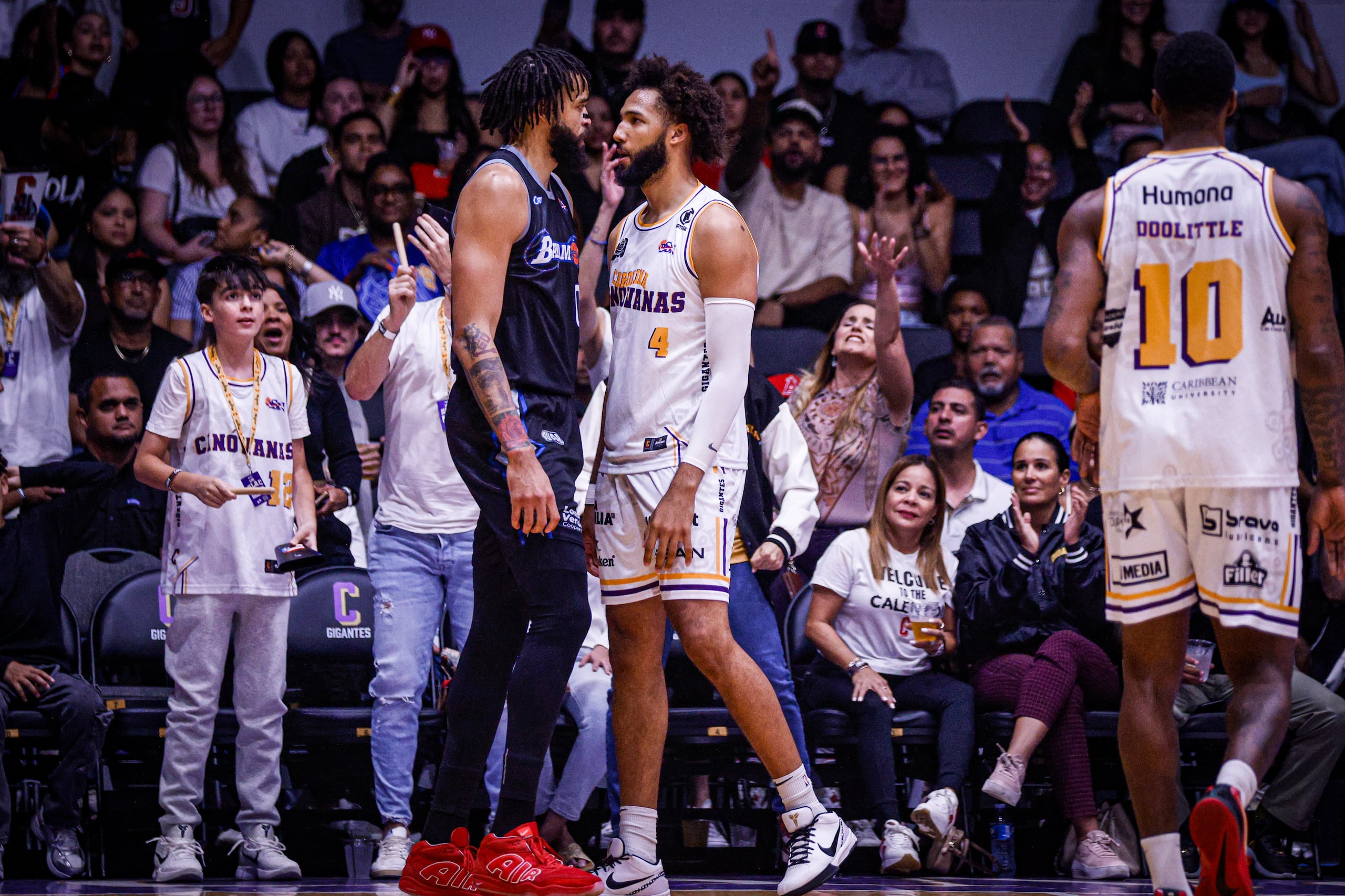 George Conditt IV (derecha) cara a cara con JaVale McGee, de los Vaqueros, luego de bloquearle un tiro al refuerzo.