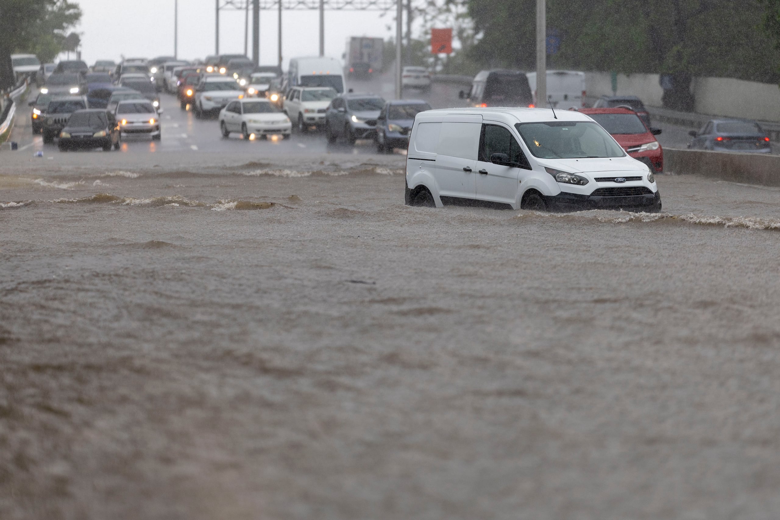 En horas de la tarde, la combinación de humedad e inestabilidad —reforzada por una vaguada en niveles medios y altos de la atmósfera— favorecerá el desarrollo de más aguaceros y tormentas.