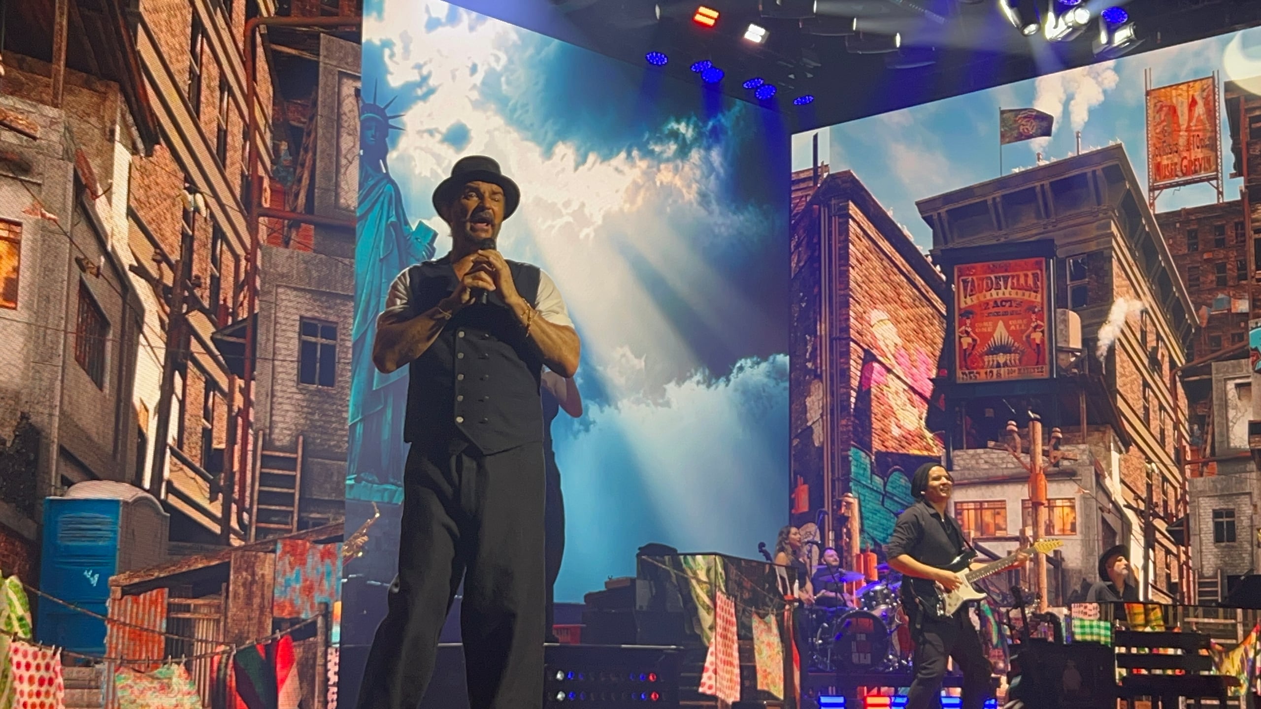 El momento cumbre de todo el espectáculo se dio cuando el guatemalteco entonó el clásico “Señora de las cuatro décadas”, que provocó un estruendo de gritos dentro de la sala.