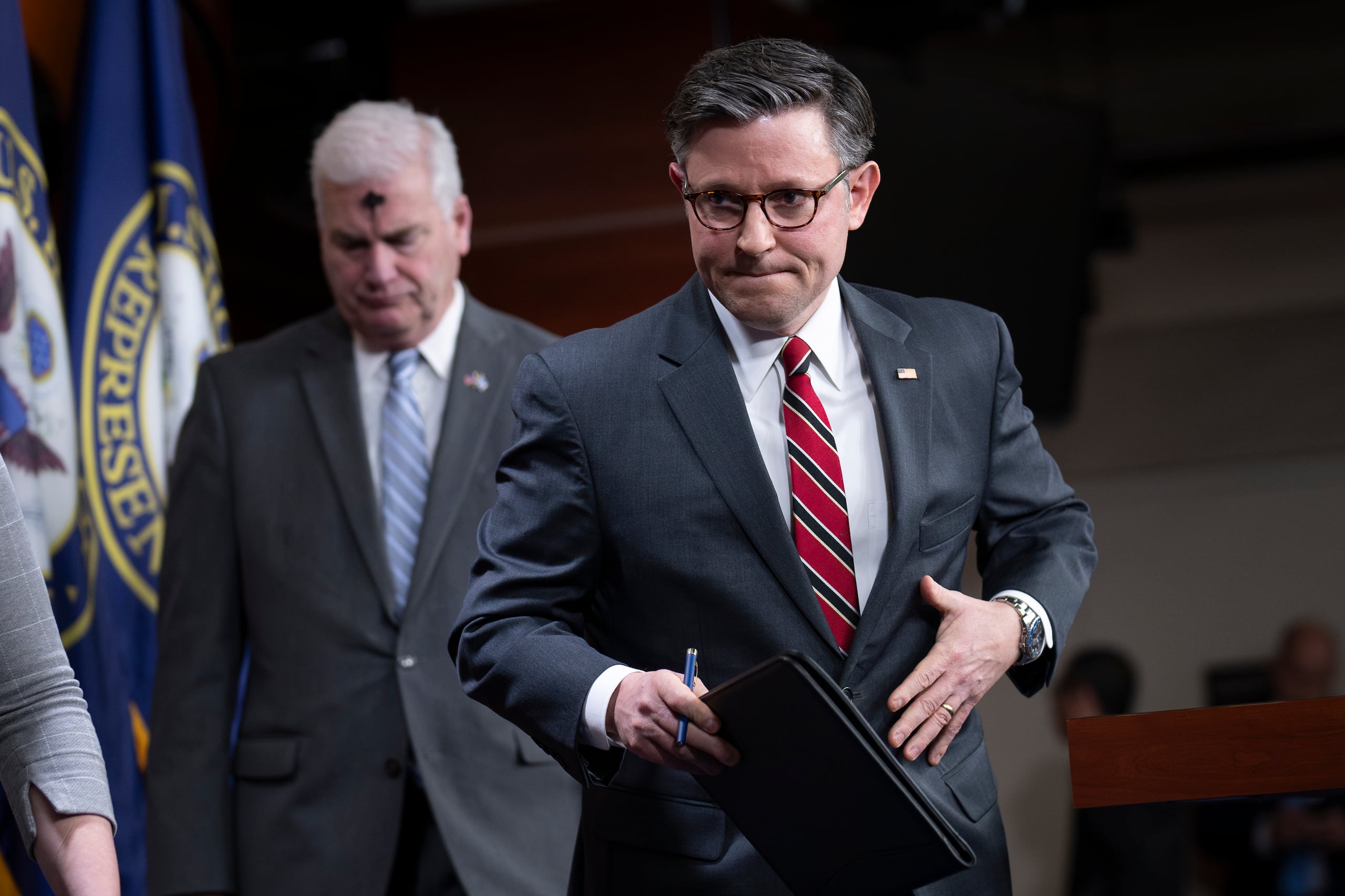 Johnson se reuniría con Trump el viernes en  Mar-a-Lago para intentar conseguir el apoyo del expresidente a la medida, o que por lo menos no se oponga a la misma.