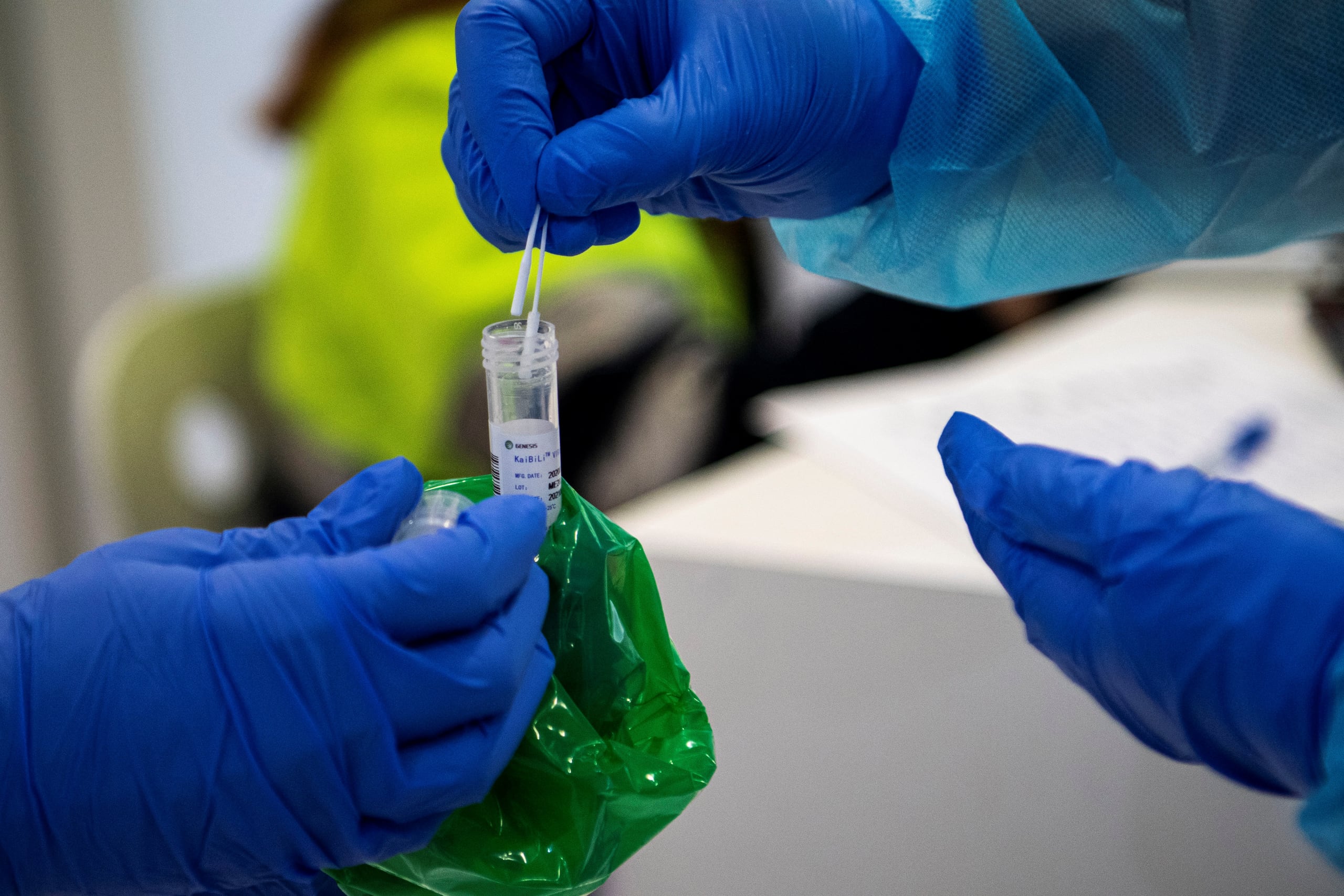 “La cocirculación de múltiples patógenos respiratorios durante la temporada de invierno puede a veces provocar una mayor carga en los sistemas de atención de la salud que tratan a personas enfermas”, destaca la OMS.