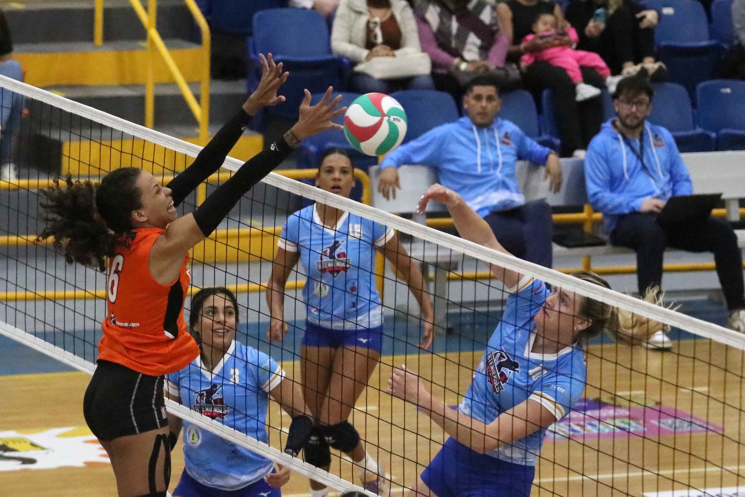 Ambos sextetos consiguieron seis puntos en bloqueos en tres parciales.