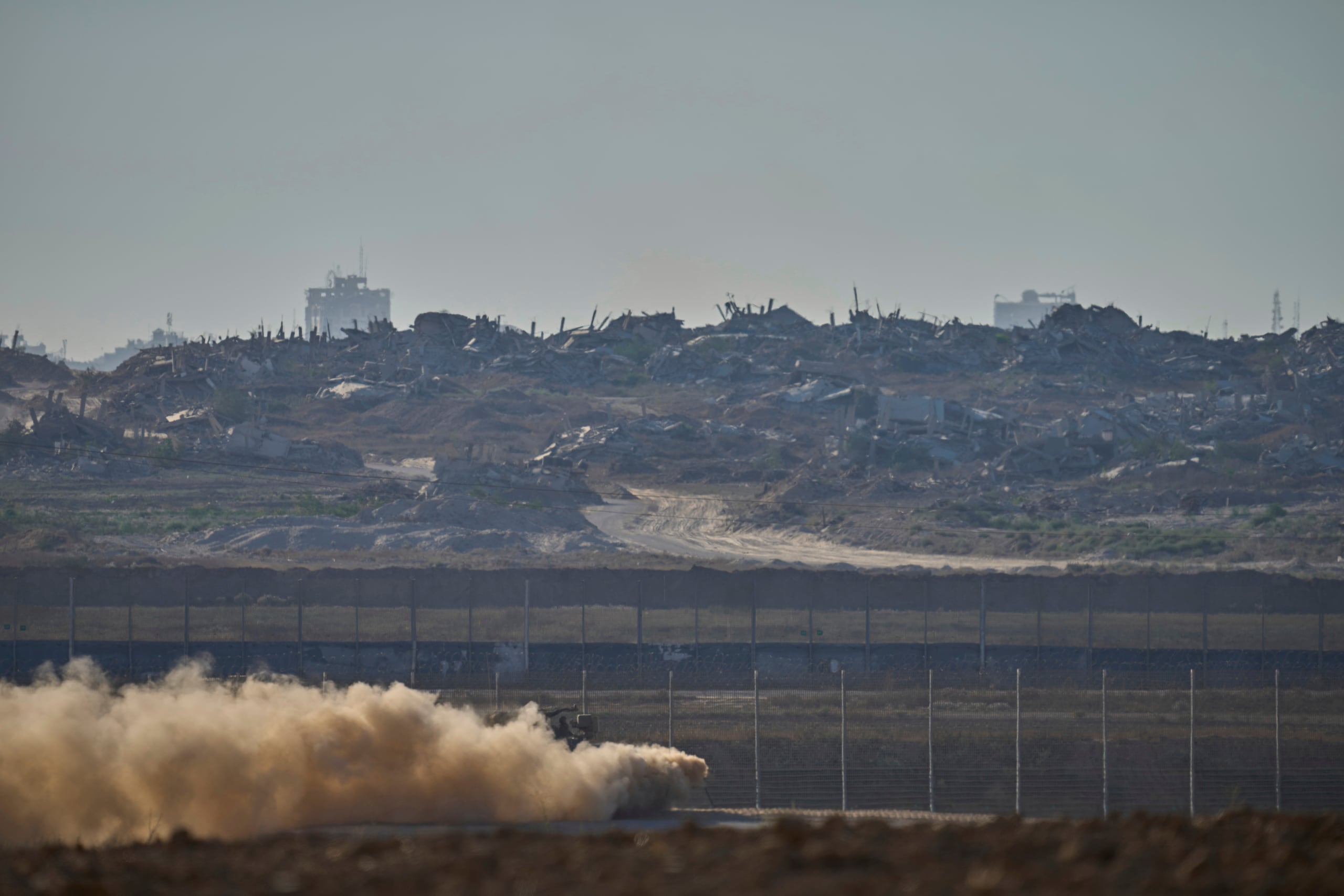 Un vehículo blindado de transporte de personal del ejército israelí se desplaza a lo largo de la frontera de la Franja de Gaza, el domingo 6 de julio de 2025, en el sur de Israel. (AP Foto/Ohad Zwigenberg)