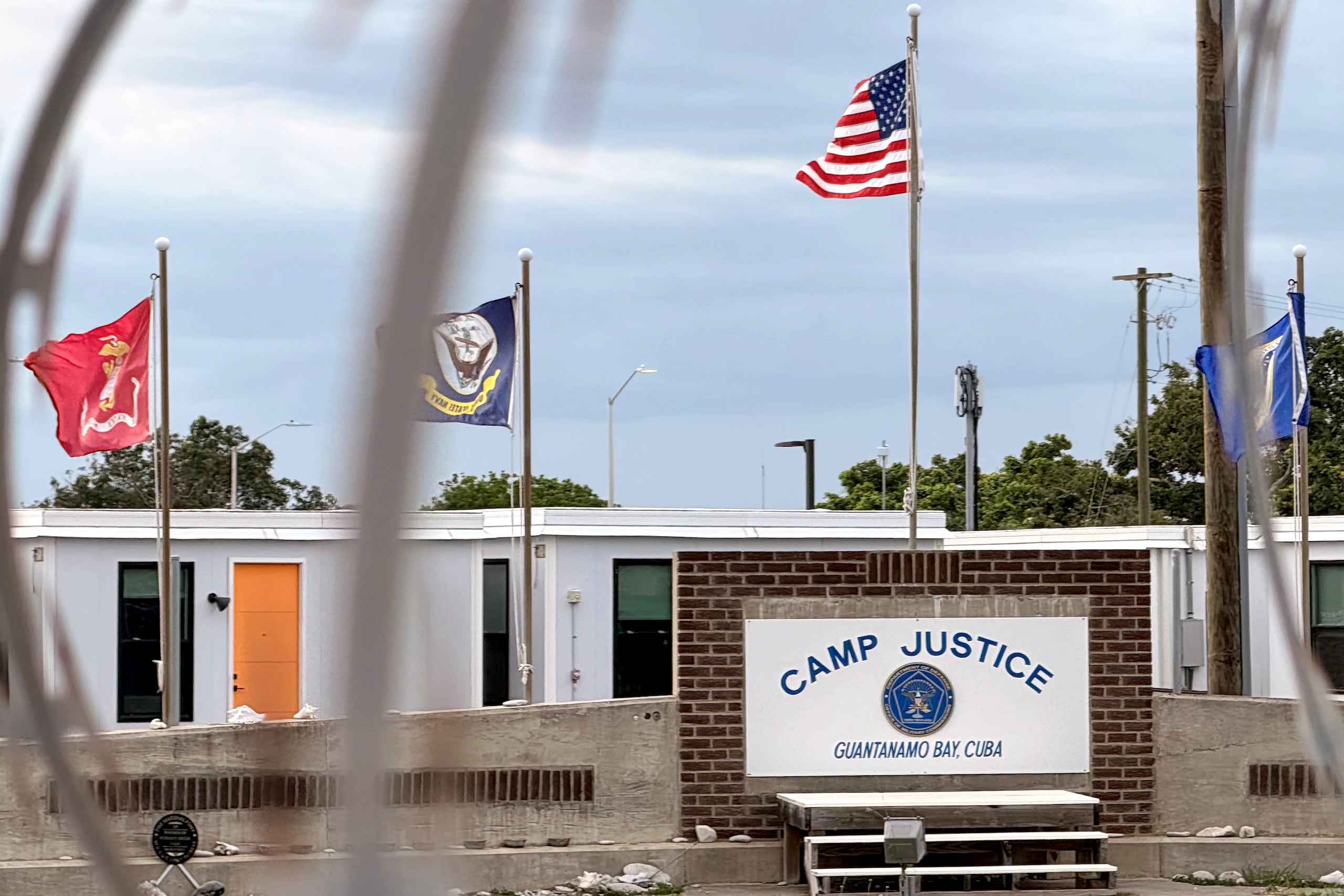 Fotografía de la entrada principal a de la base naval de Estados Unidos Camp Justice, en la bahía de Guantánamo (Cuba). EFE/ Yeny García