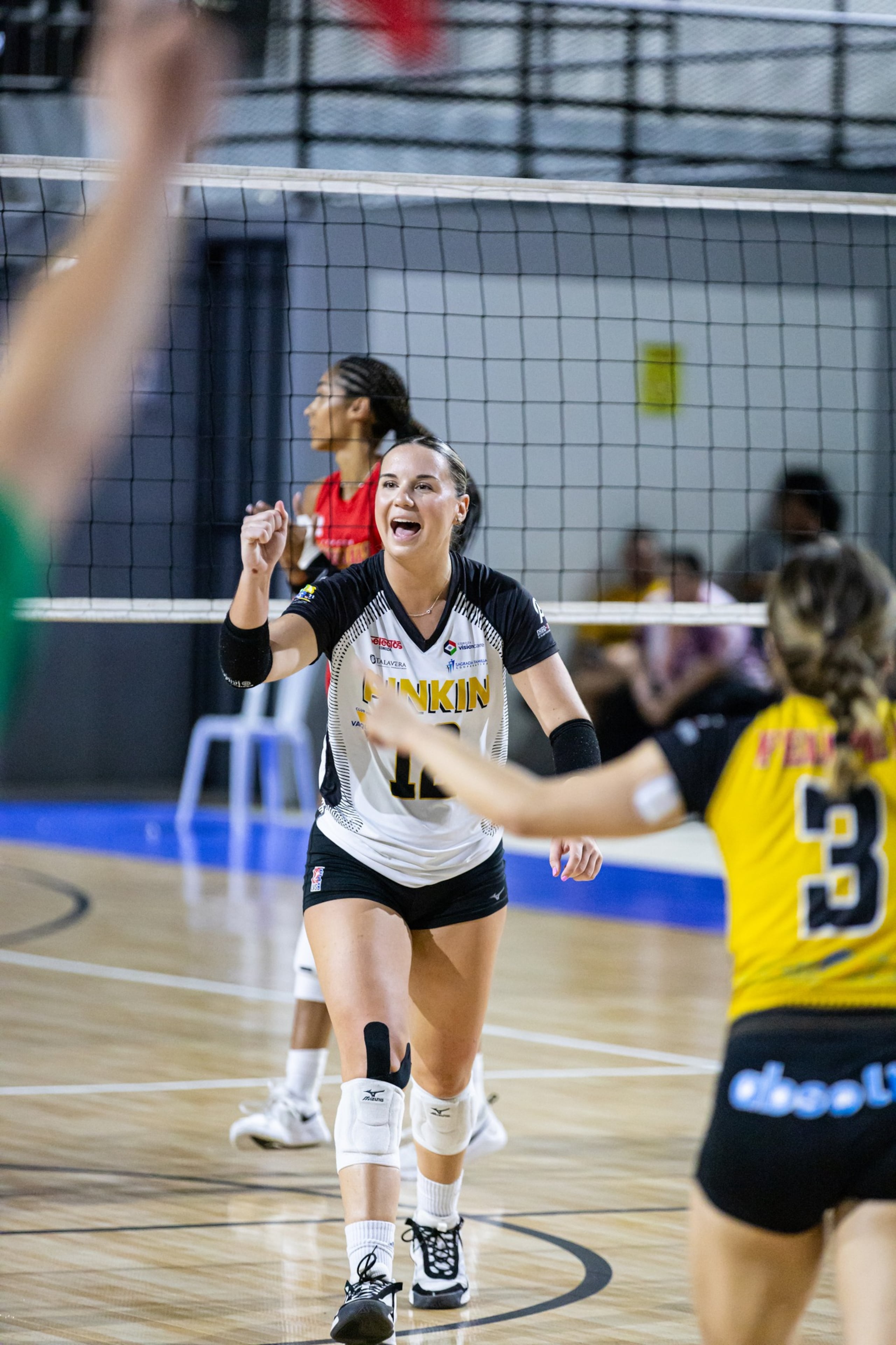 Juliana Askew celebra un punto de las Pinkin.