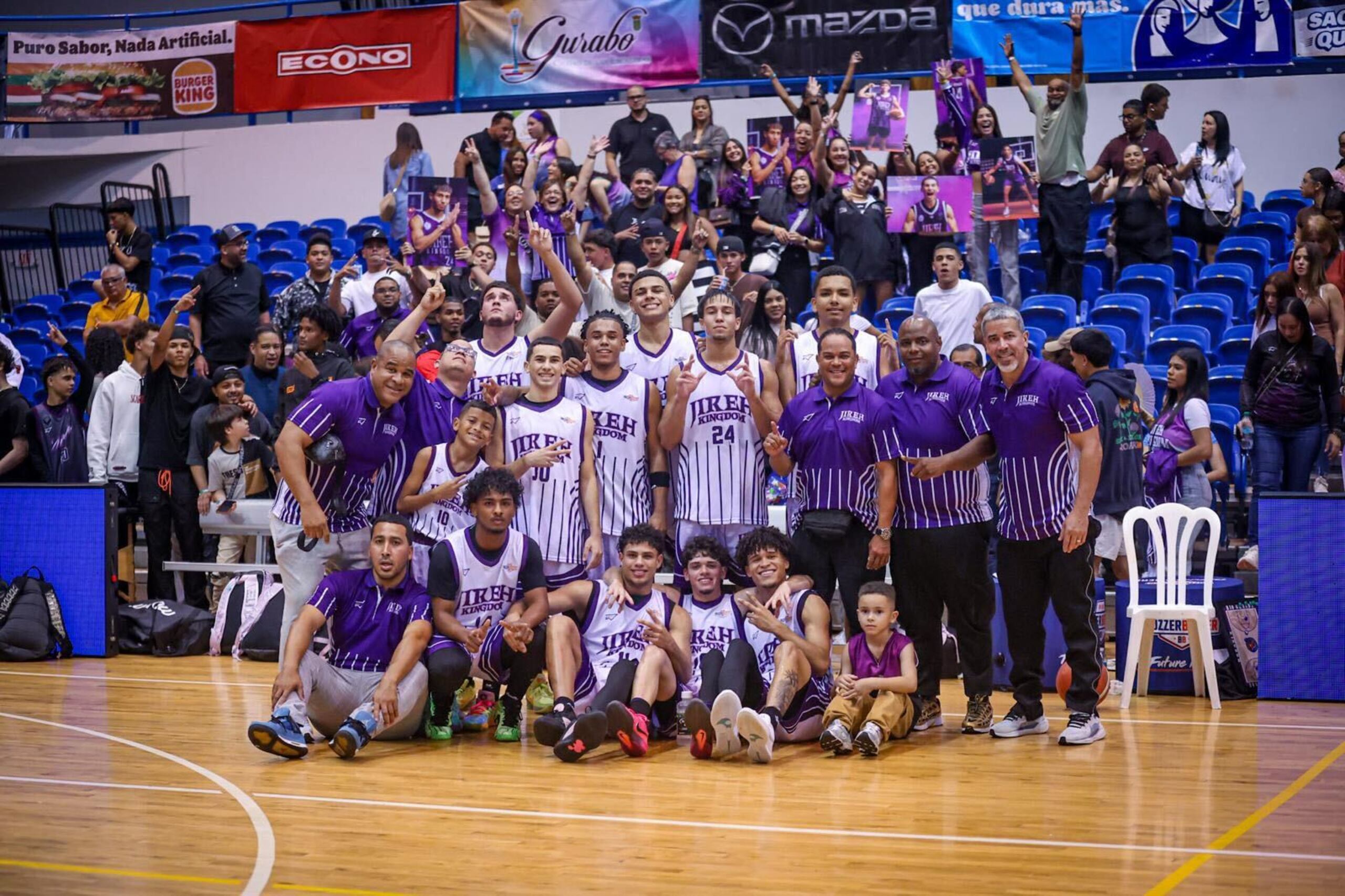 Héctor Delgado, a la izquierda, celebra junto a los jugadores y cuerpo técnico de Jireh Kingdom Christian Academy su pase al "Final Four" del Top Ranked Buzzer Beater.