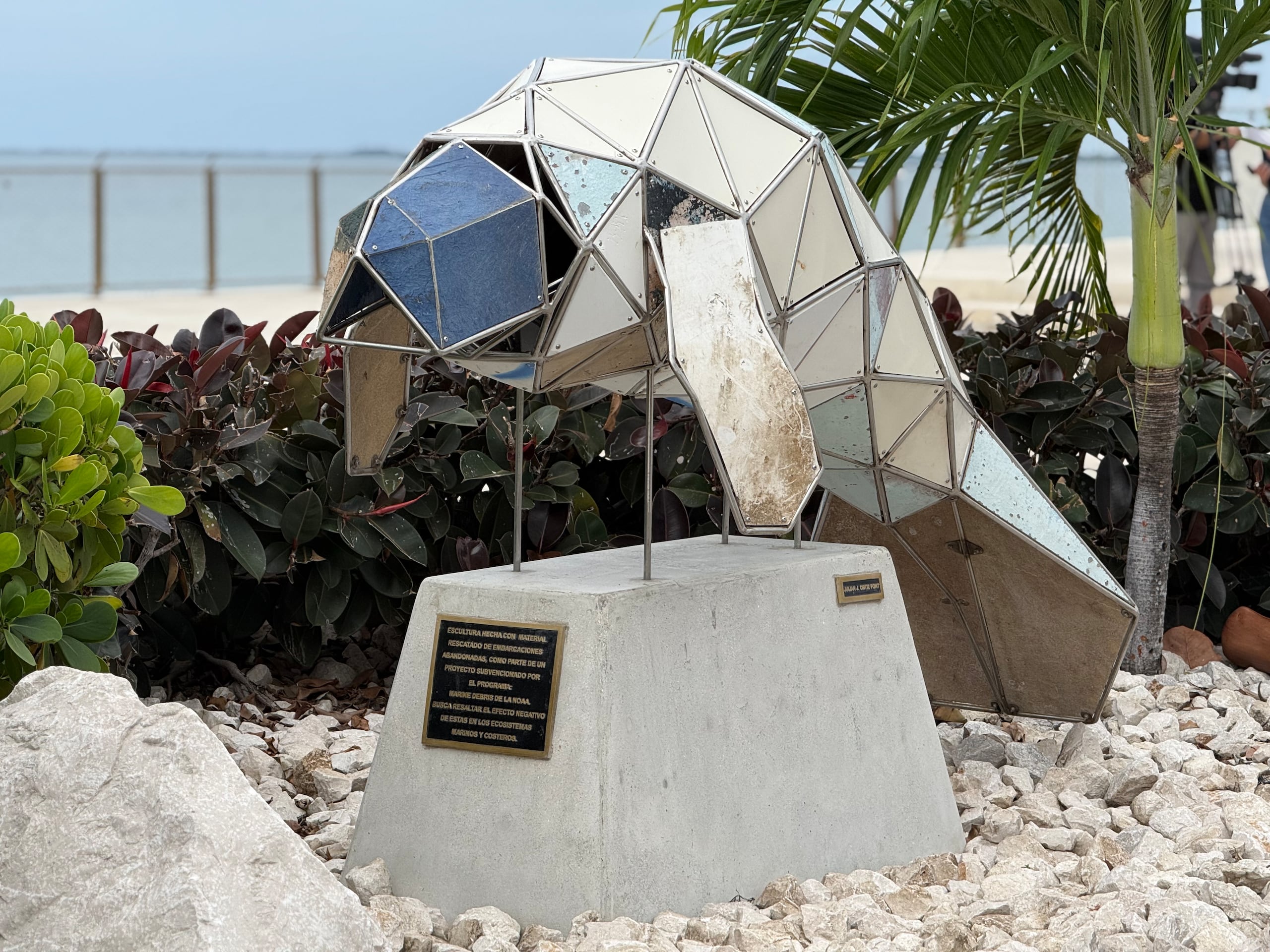 La pieza es una obra artística de Julián J. Ortiz Font.