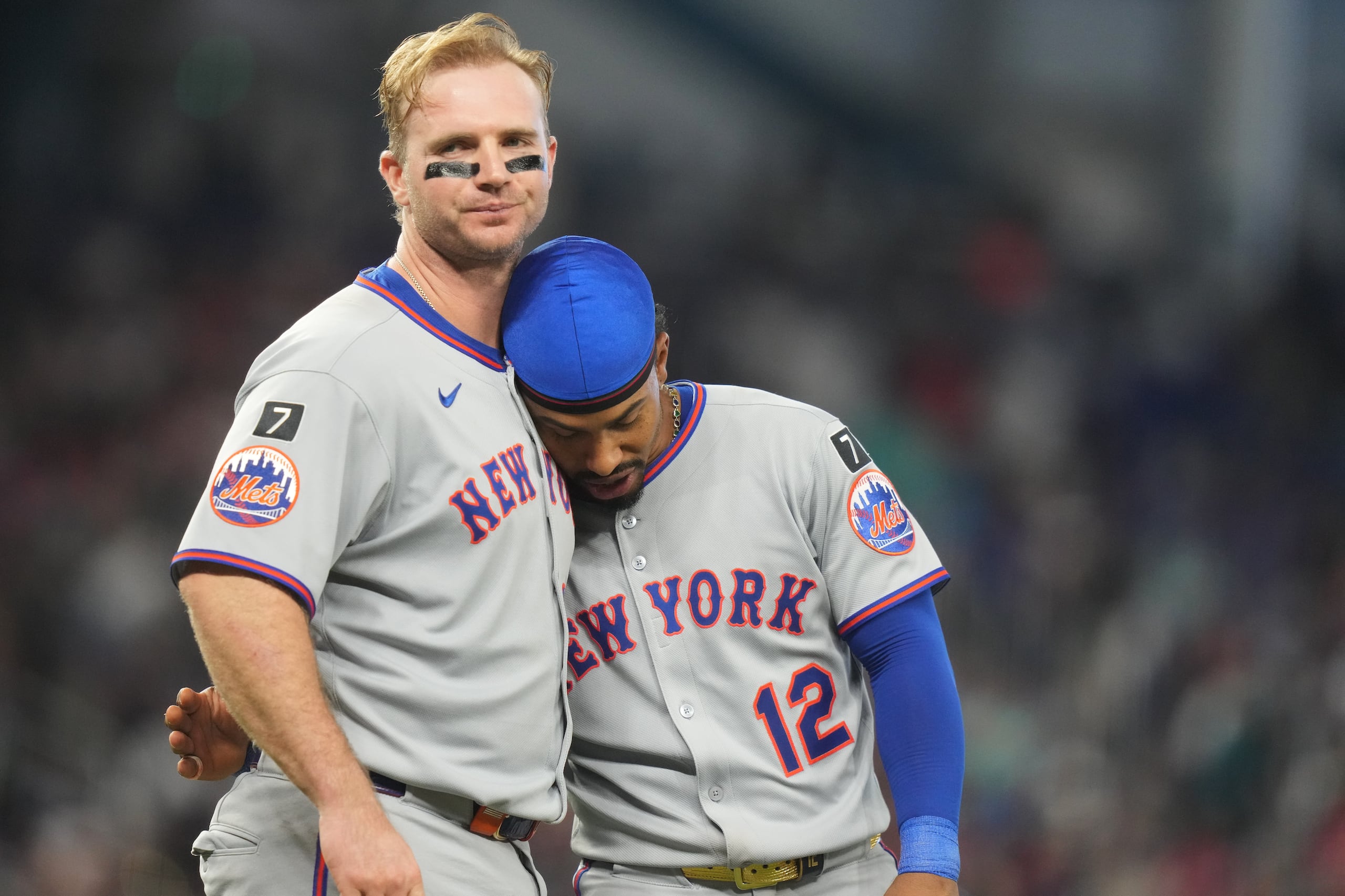 Pete Alonso y Francisco Lindor se abrazan luego de la derrota.