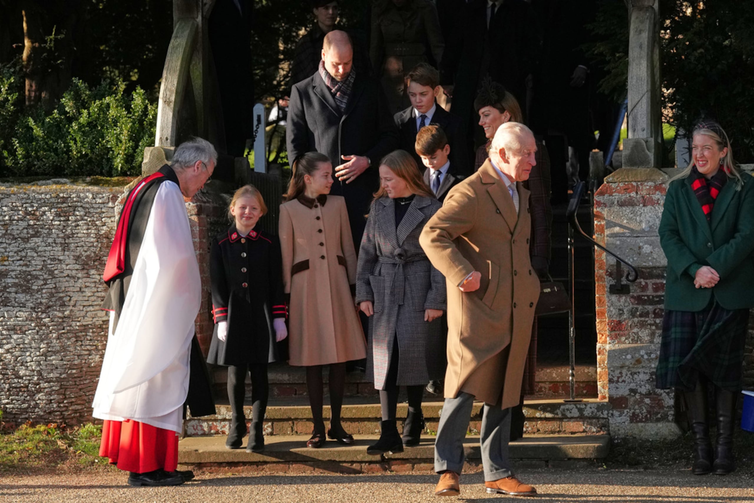 El rey Carlos III de Gran Bretaña sale tras asistir al servicio del Día de Navidad en la iglesia de Santa María Magdalena en Sandringham, Norfolk, Inglaterra, el jueves 25 de diciembre de 2025.