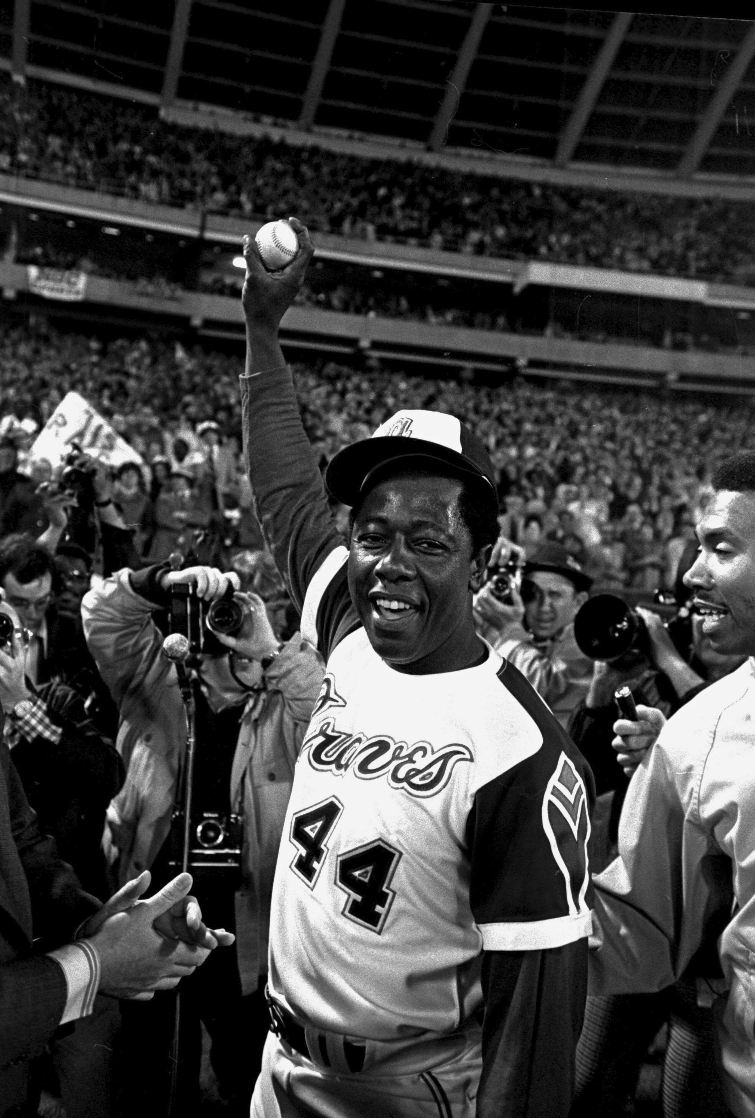 Hank Aaron aparece aquí con la pelota del histórico jonrón en sus manos.