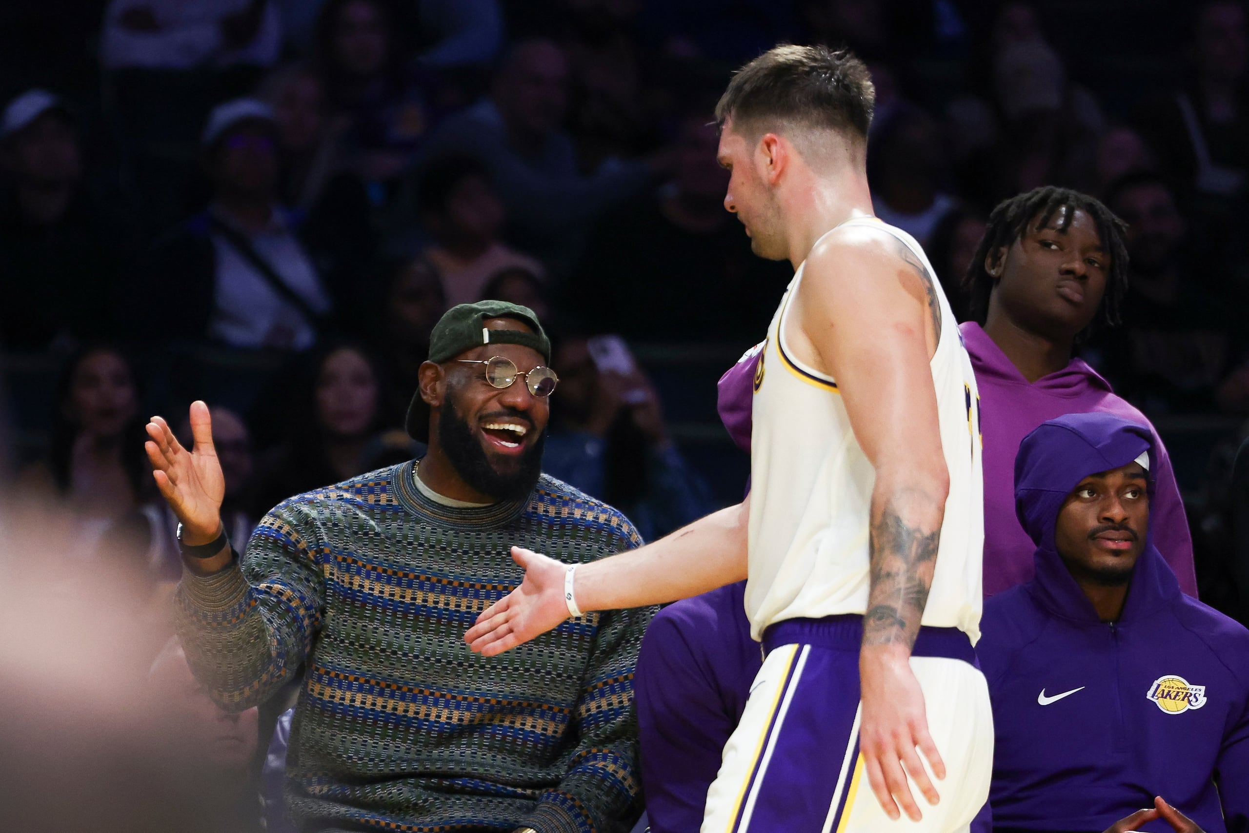 LeBron James, izquierda, de los Lakers de Los Ángeles, y Luka Doncic, derecha, celebran durante la segunda mitad del juego de baloncesto de la NBA contra el Heat de Miami, el domingo 2 de noviembre de 2025, en Los Ángeles. (AP Foto/Jessie Alcheh)