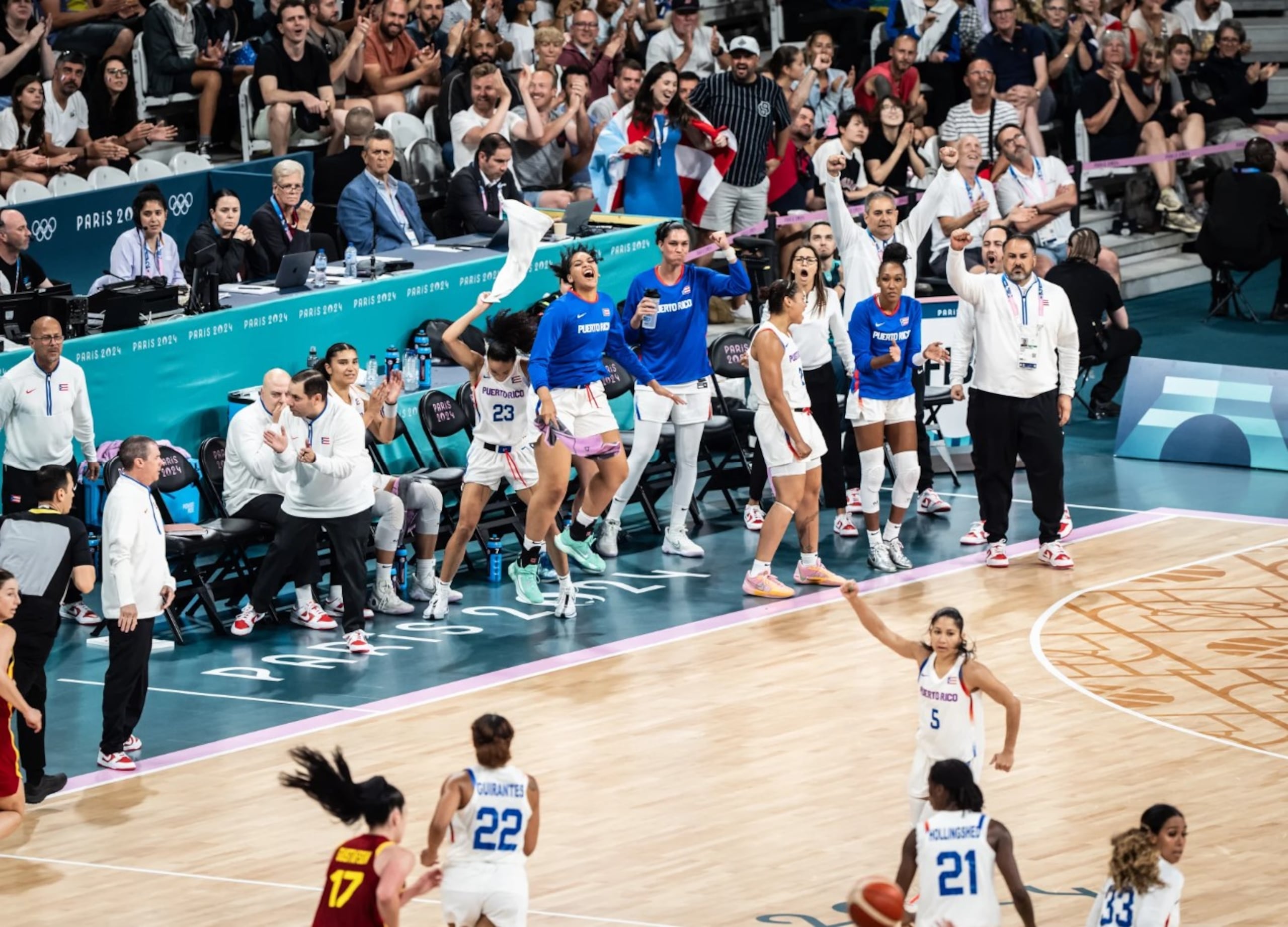 Las boricuas en cancha y en el banco celebran uno de los momentos que tomaban ventaja sobre España en el cuarto final.