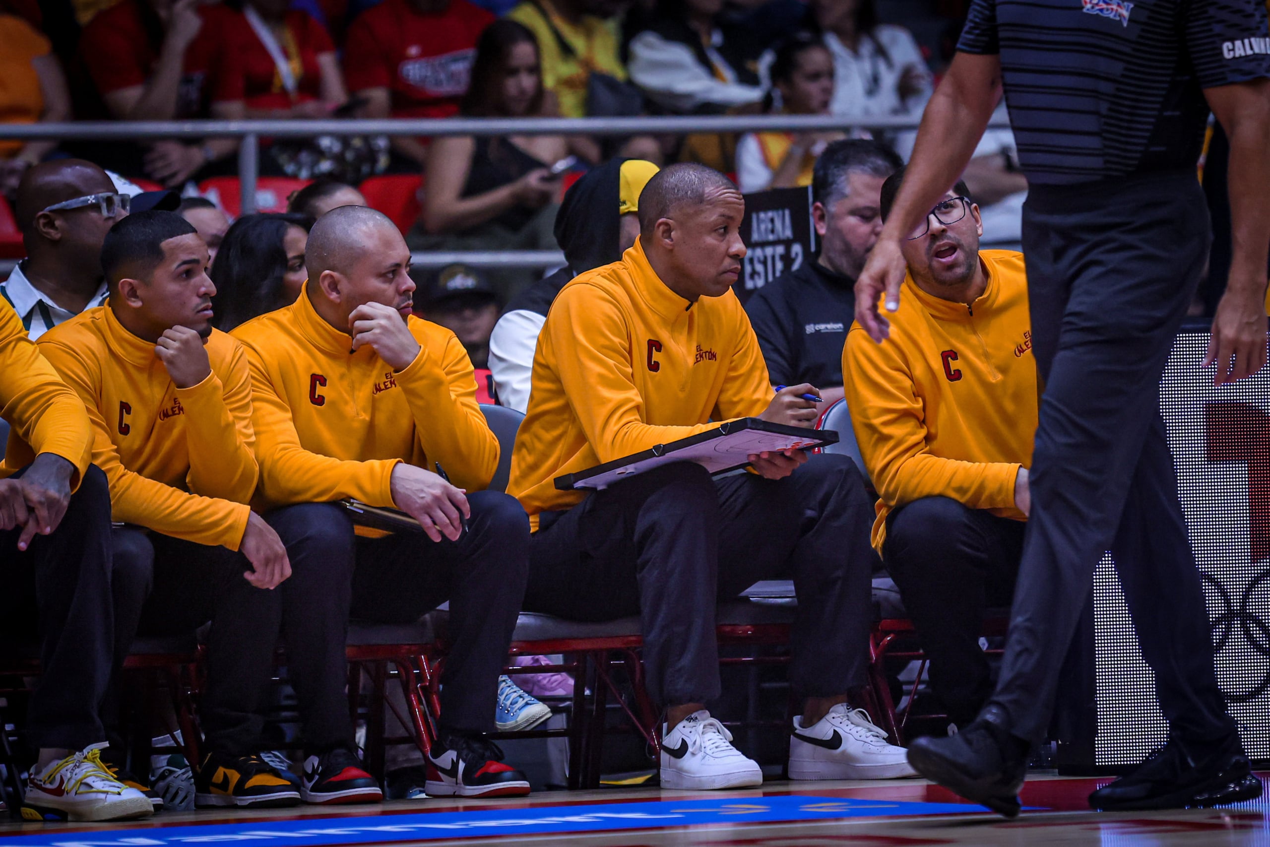 Filiberto Rivera junto al cuerpo técnico de los Gigantes de Carolina en el primer juego de los cuartos de final del BSN ante los Piratas de Quebradillas.