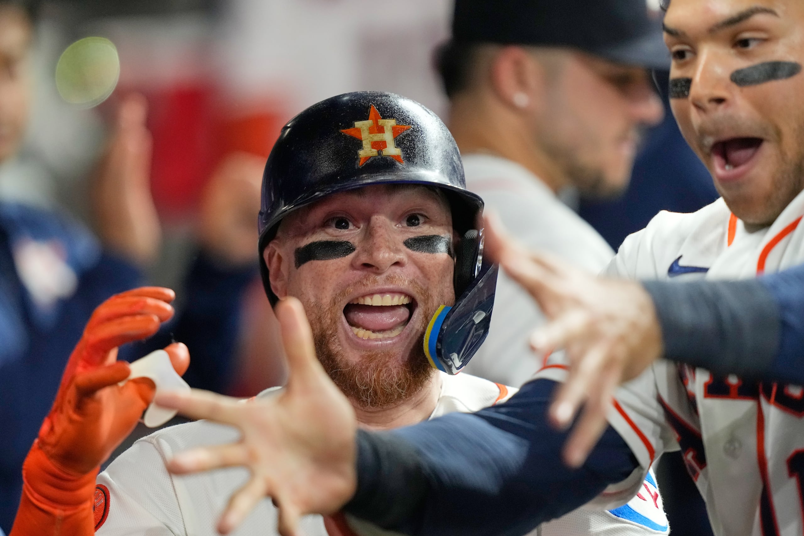 El puertorriqueño Christian Vázquez, de los Astros de Houston, festeja en la cueva tras batear un cuadrangular.