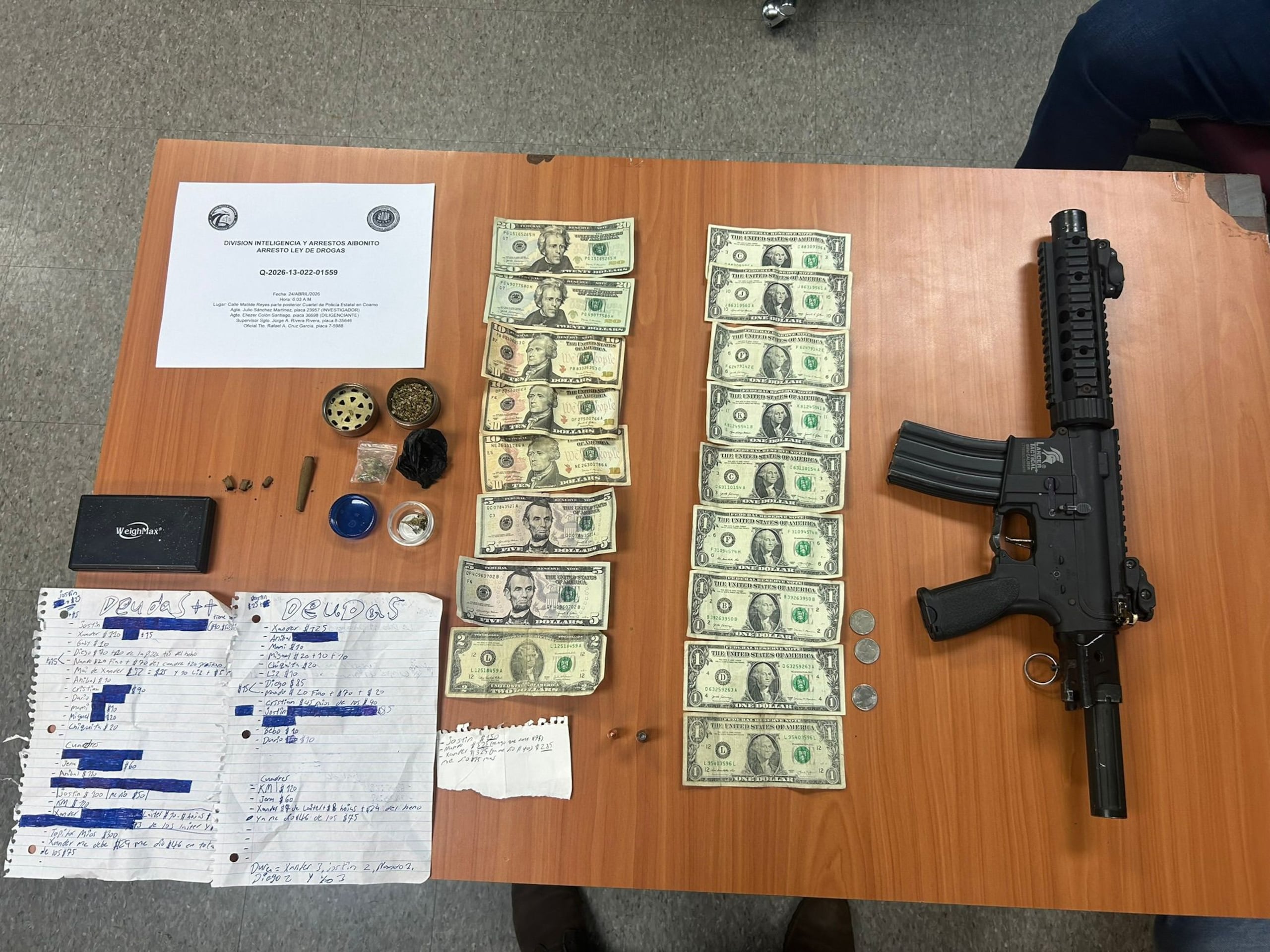 En un área cercana a la vivienda se ocupó un rifle Génesis, balas calibre nueve milímetros, calibre 45, un peine de un arma de fuego y una balanza digital.