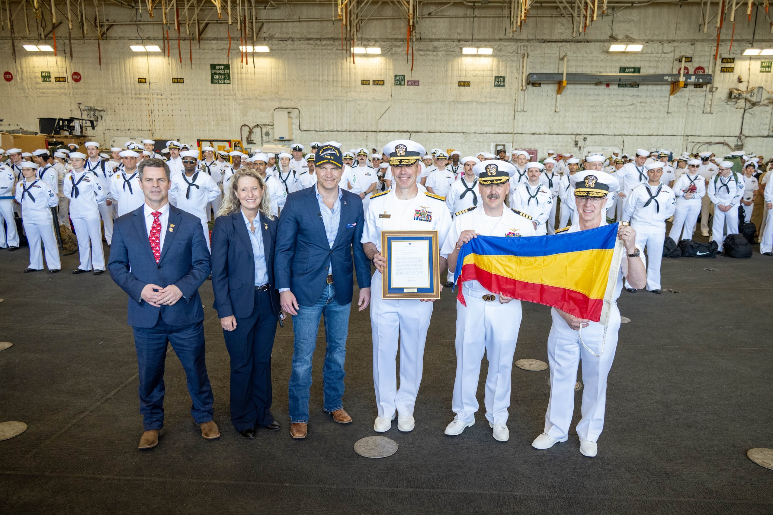 Fotografía difundida en la cuenta en X @USNavyCNO de la Jefatura de Operaciones Navales donde se ve al secretario de Guerra de Estados Unidos, Pete Hegseth, posando con la tripulación del portaaviones Gerald R. Ford este sábado, a su llegada a Norfolk, en Virginia. (EFE/@USNavyCNO)