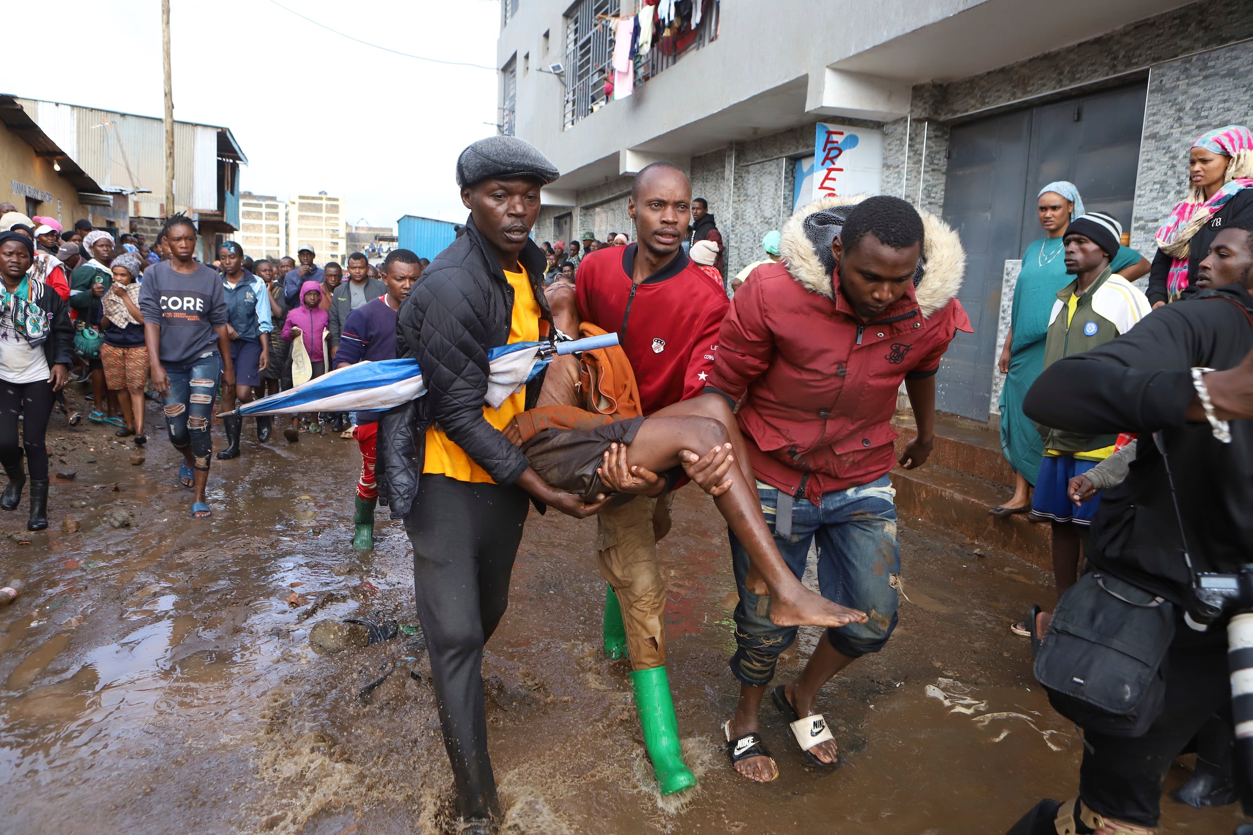 Los cadáveres de cinco personas fueron recuperados el viernes de un río en el condado Makueni, al este del país. Otras 11 personas fueron rescatadas.