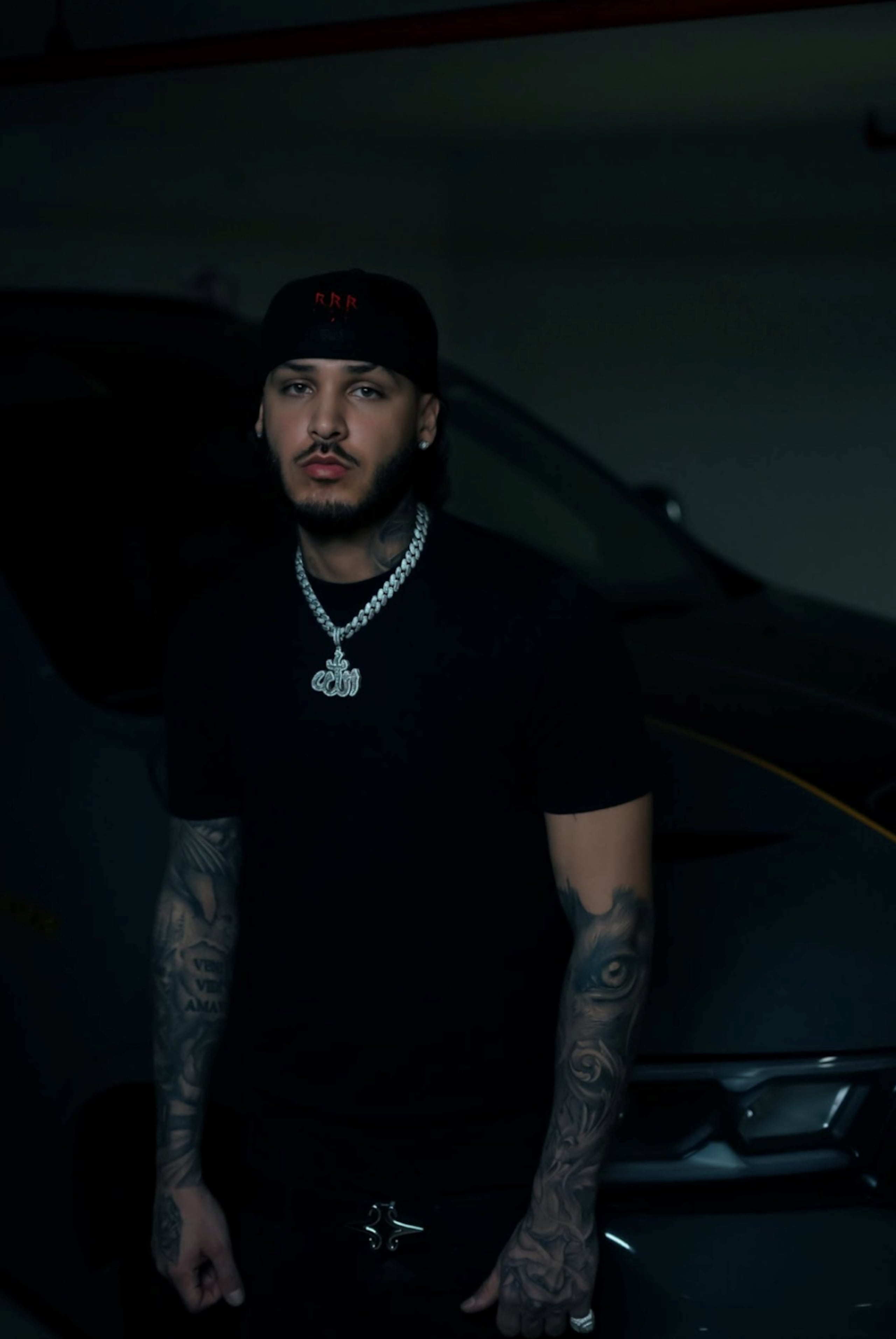 Se le considera una de las voces más innovadoras de la nueva ola del trap puertorriqueño.