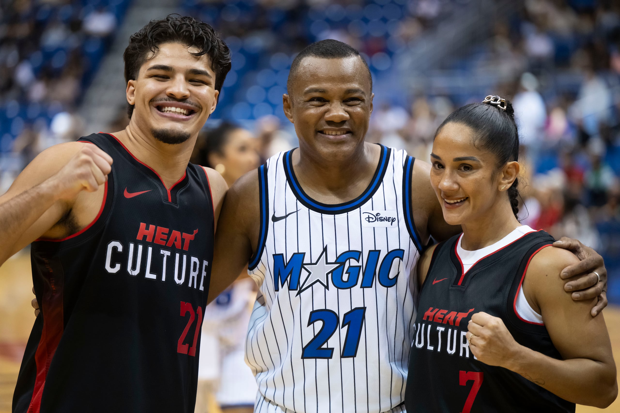El campeón del pueblo, Félix "Tito" Trinidad (en la foto junto a los también púgiles, Amanda Serrano y Xander Zayas) se quedó con el corazón de la fanaticada que asistió al evento.