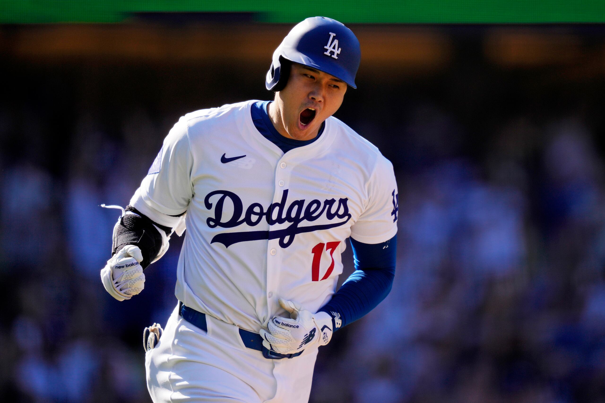 Shohei Ohtani, de Los Dodgers de Los Ángeles, corre las bases en la novena entrada de un juego ante los Rockies de Colorado.