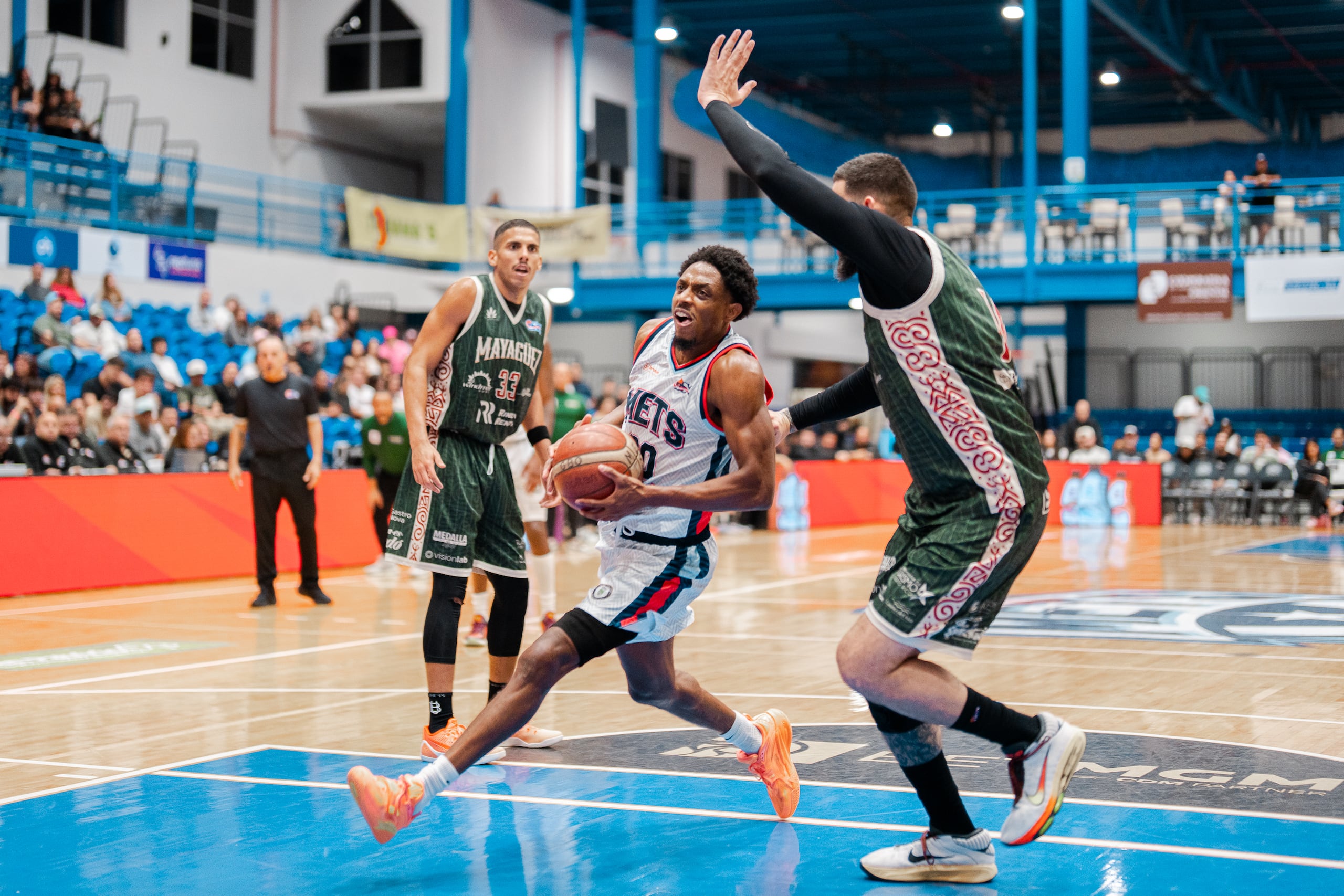 Brandon Knight, de los Mets de Guaynabo, se dirige al canasto contra la defensa de los Indios.