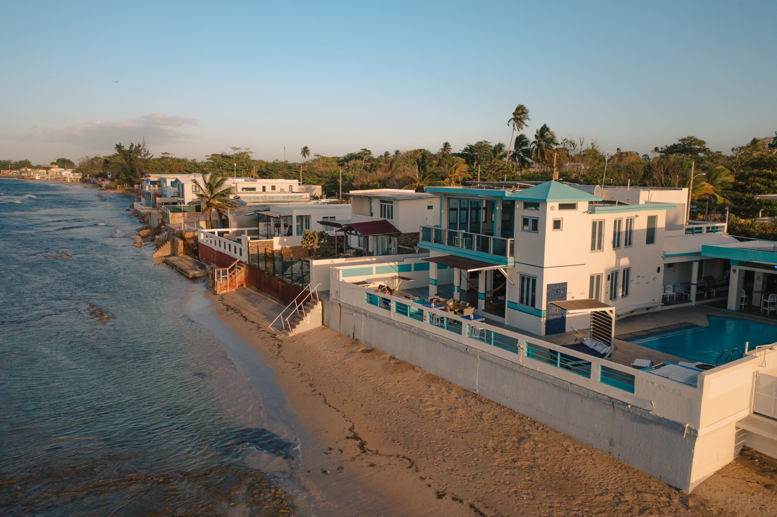 La deslumbrante hospedería Positano Luxury Beach House alberga un estilo arquitectónico mediterráneo frente a la costa atlántica de Vega Baja, y goza de la reputación como destino preferido por sus visitantes de diferentes partes del mundo.