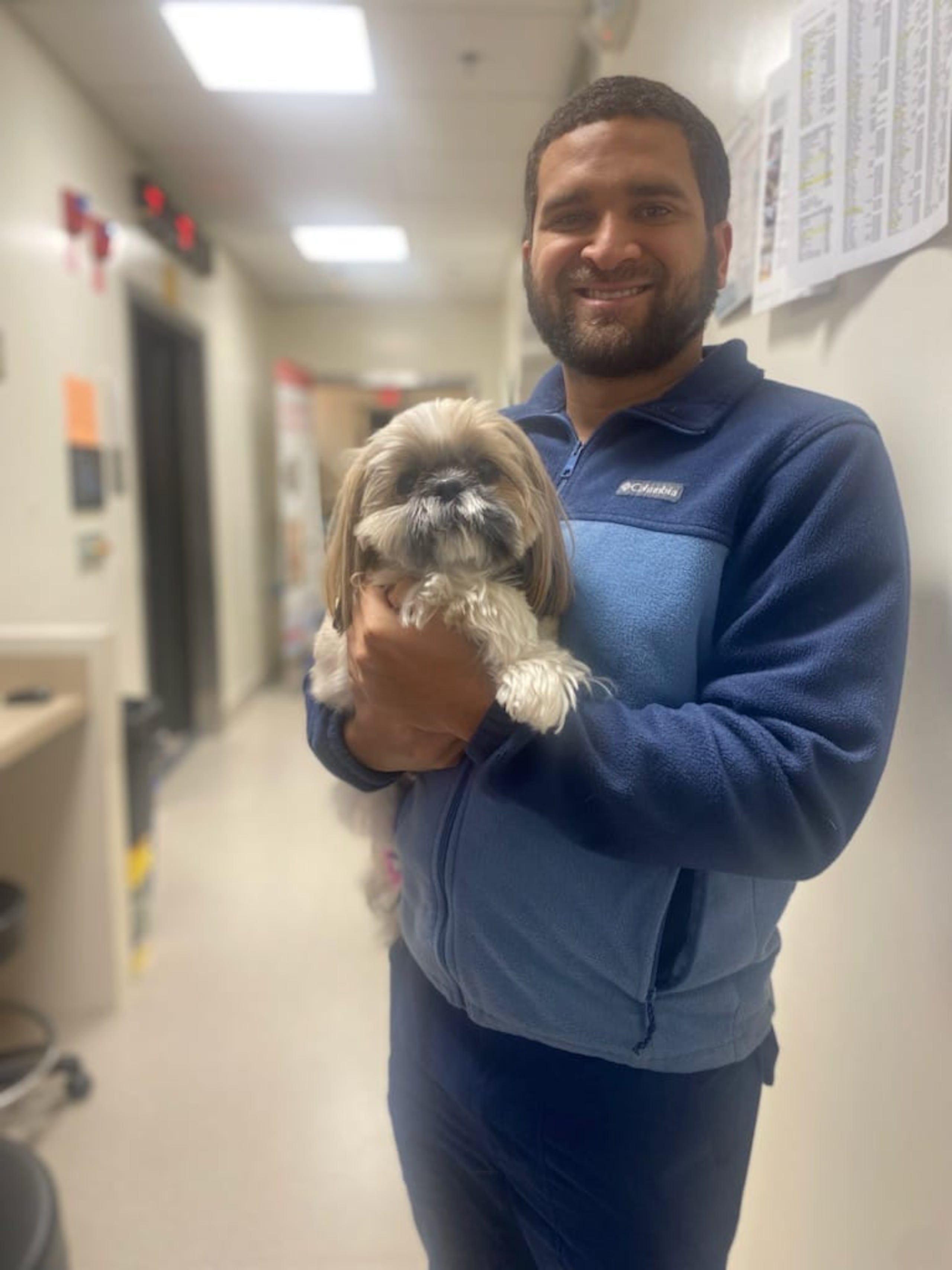 Carlos Ortiz, un médico veterinario de 28 años, se convirtió en el primer especialista en oncología del país.