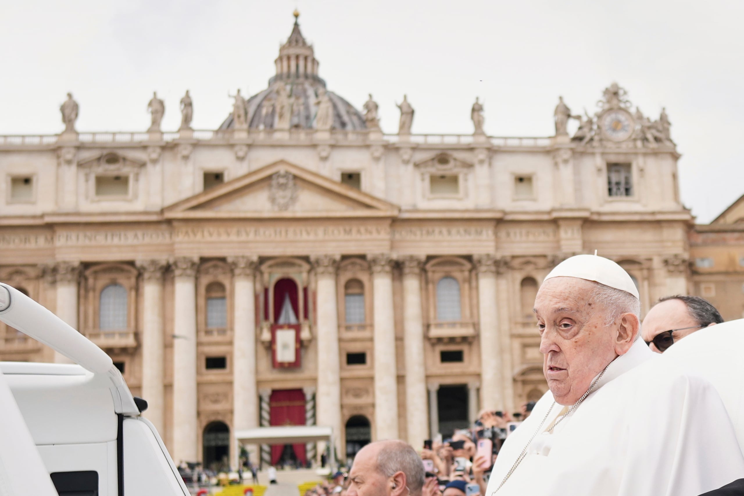 Horas antes de morir, el papa Francisco emergió de su convalecencia el Domingo de Pascua para bendecir a las miles de personas en la plaza de San Pedro y sorprenderlas con un recorrido en el papamóvil por la plaza, lo que provocó vítores y aplausos.