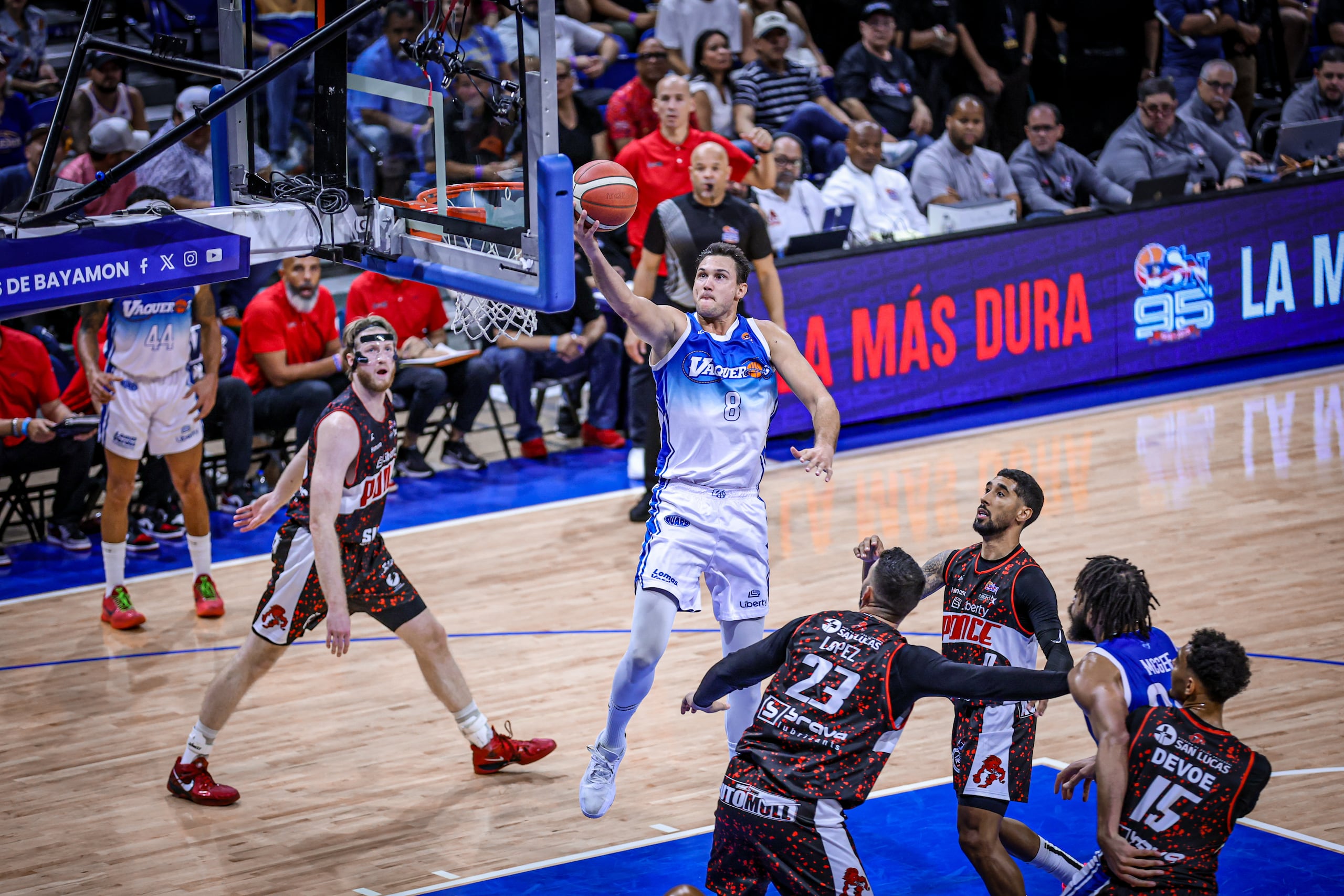 Danilo Gallinari, refuerzo de los Vaqueros, en el tercer juego de la final del BSN contra los Leones de Ponce.