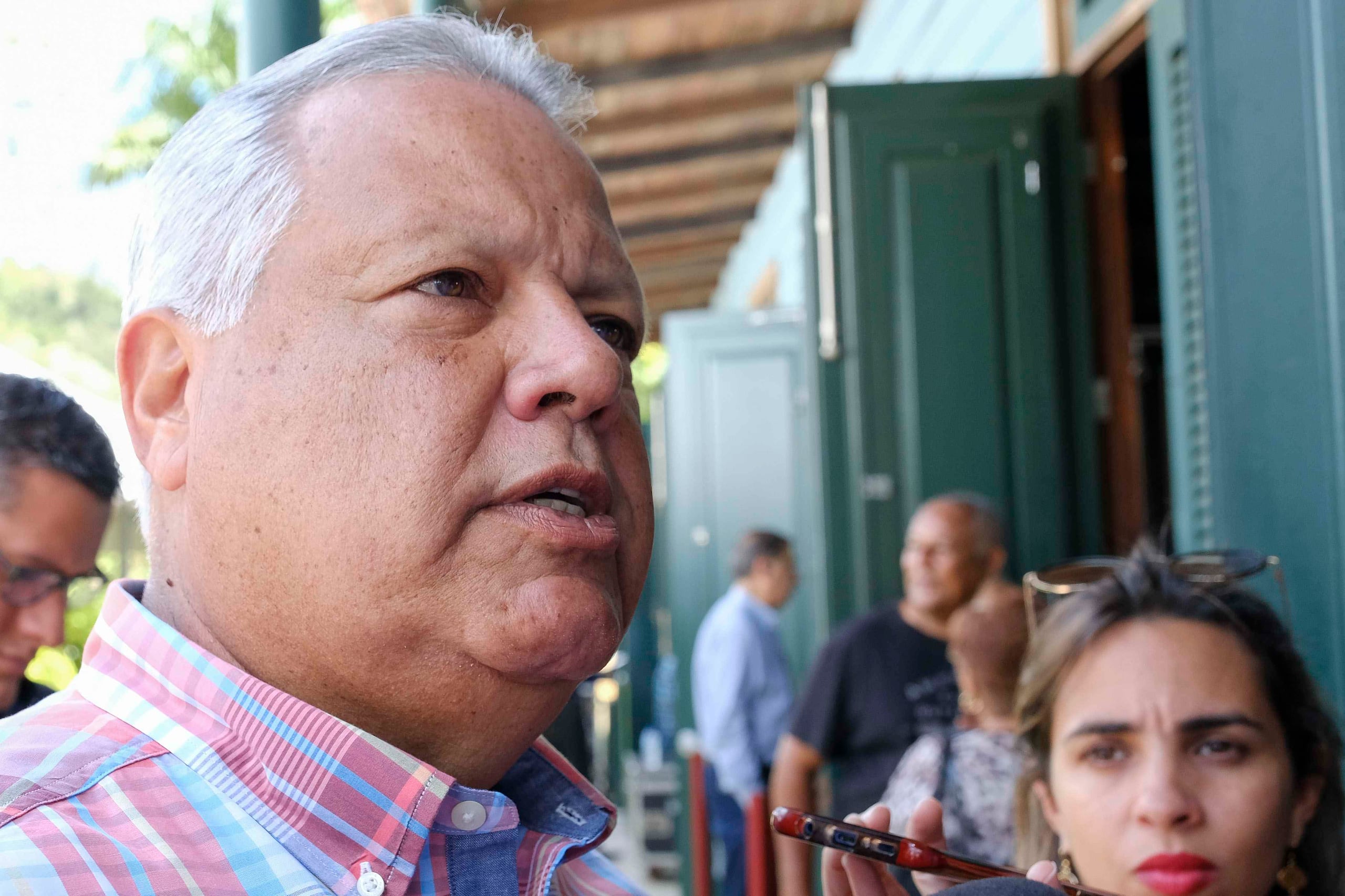 El alcalde de Comerío, Josean Santiago, quien también considera aspirar a la gobernación por el mismo partido, estuvo presente durante la conferencia.