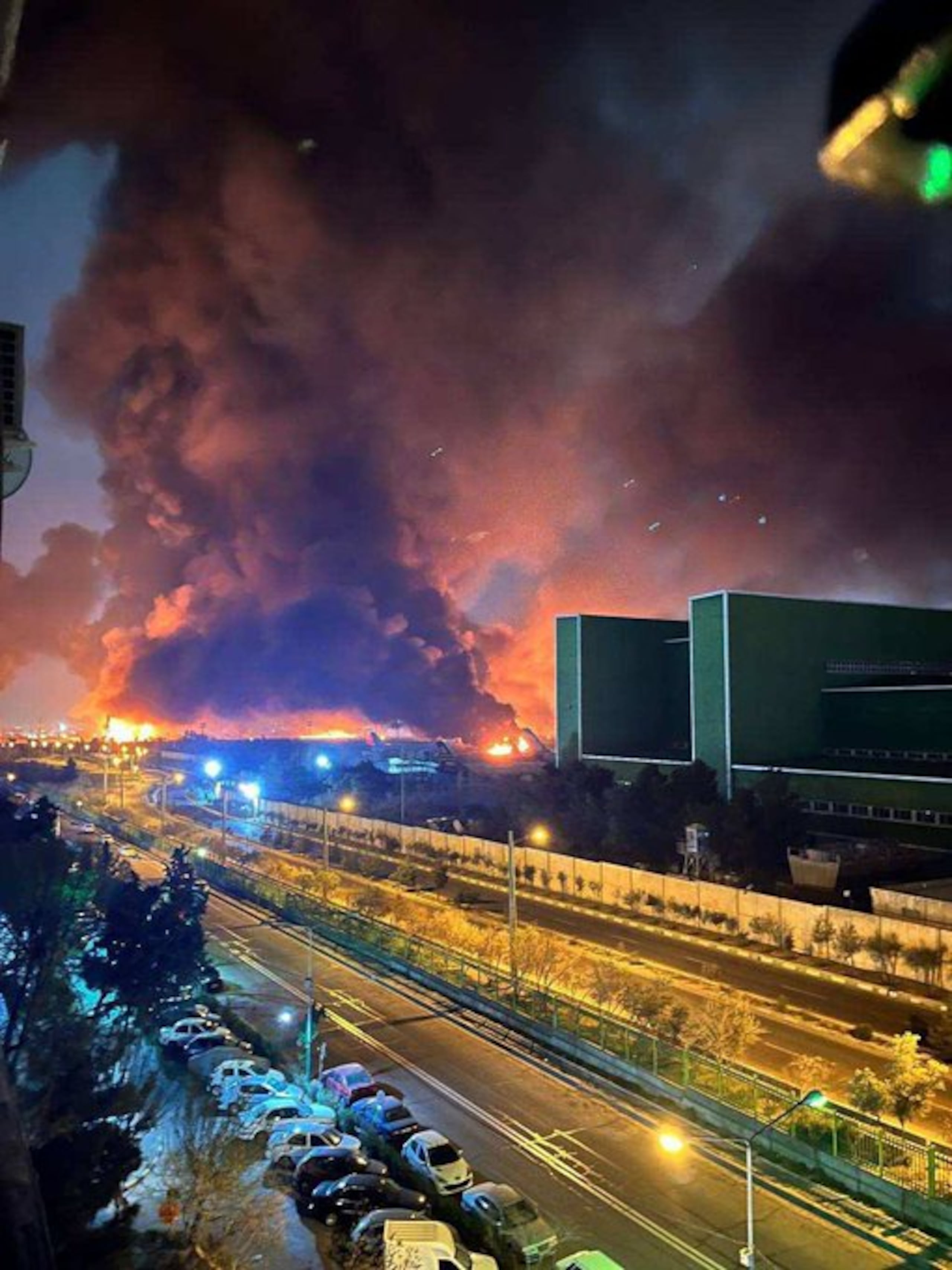 El Aeropuerto Internacional de Mehrabad, localizado en Teherán y objetivo de ataques anteriores, sufrió un importante incendio, según imágenes difundidas por la televisión local Press TV.