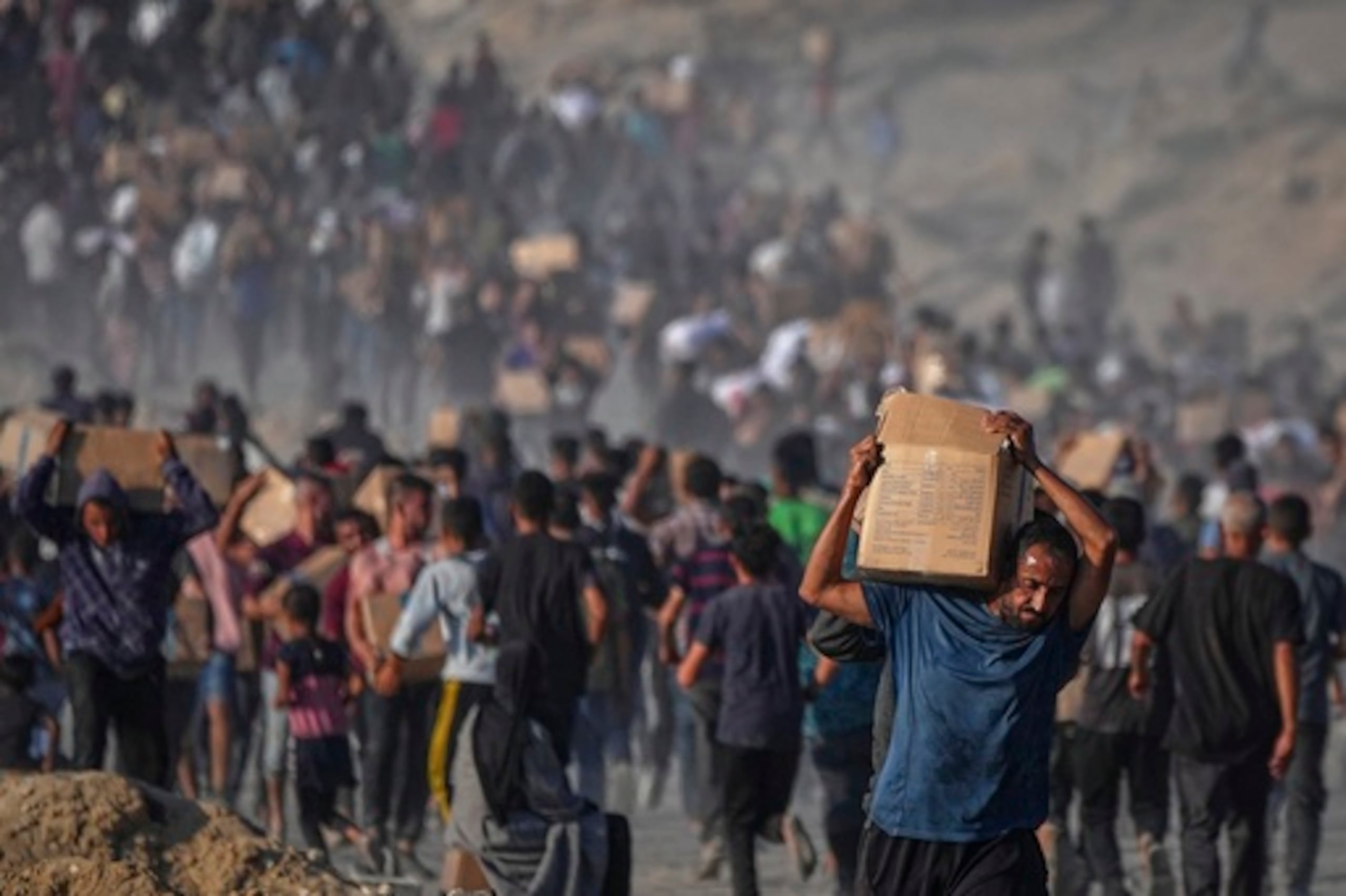 Palestinos reciben ayuda humanitaria del Programa Mundial de Alimentos en Gaza. Lunes, 16 de junio de 2025.