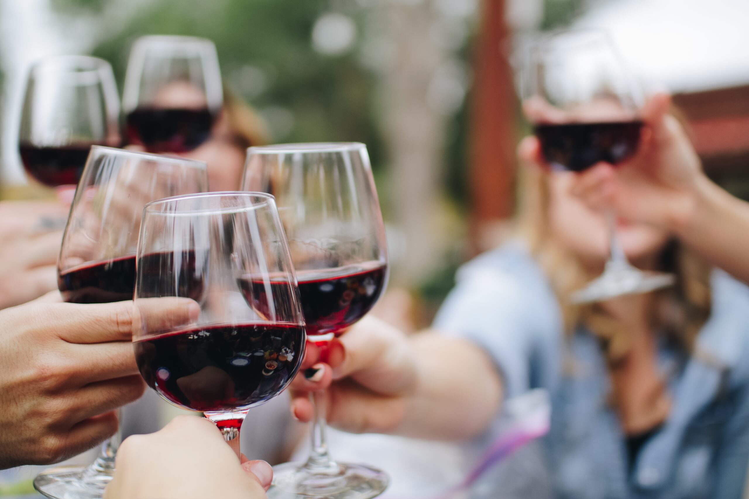 Los antioxidantes que contienen el vino tinto, llamados polifenoles, ayudan a proteger el revestimiento de los vasos sanguíneos del corazón. (Kelsey Knight / Unsplash)