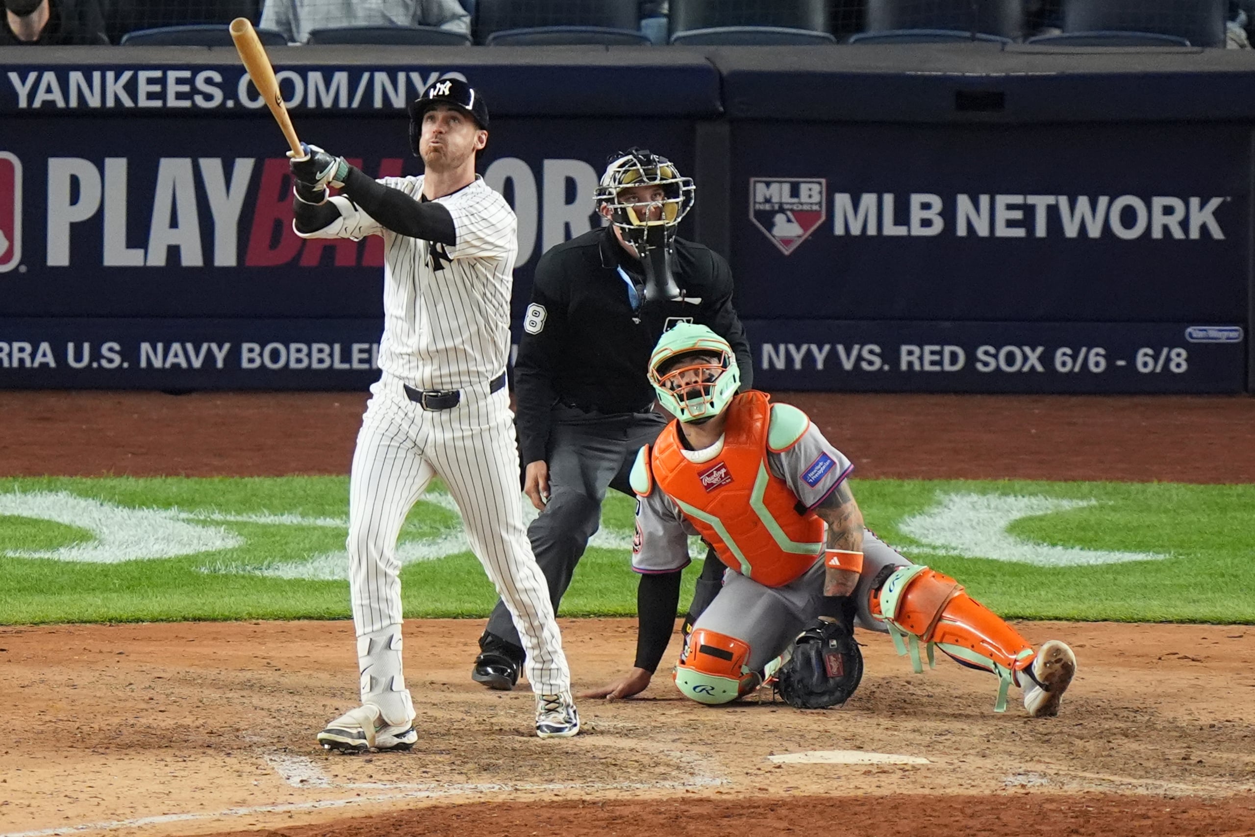 Cody Bellinger observa una pelota desaparecer tras dar un batazo con las bases llenas ante los Mets de Nueva York en mayo pasado.
