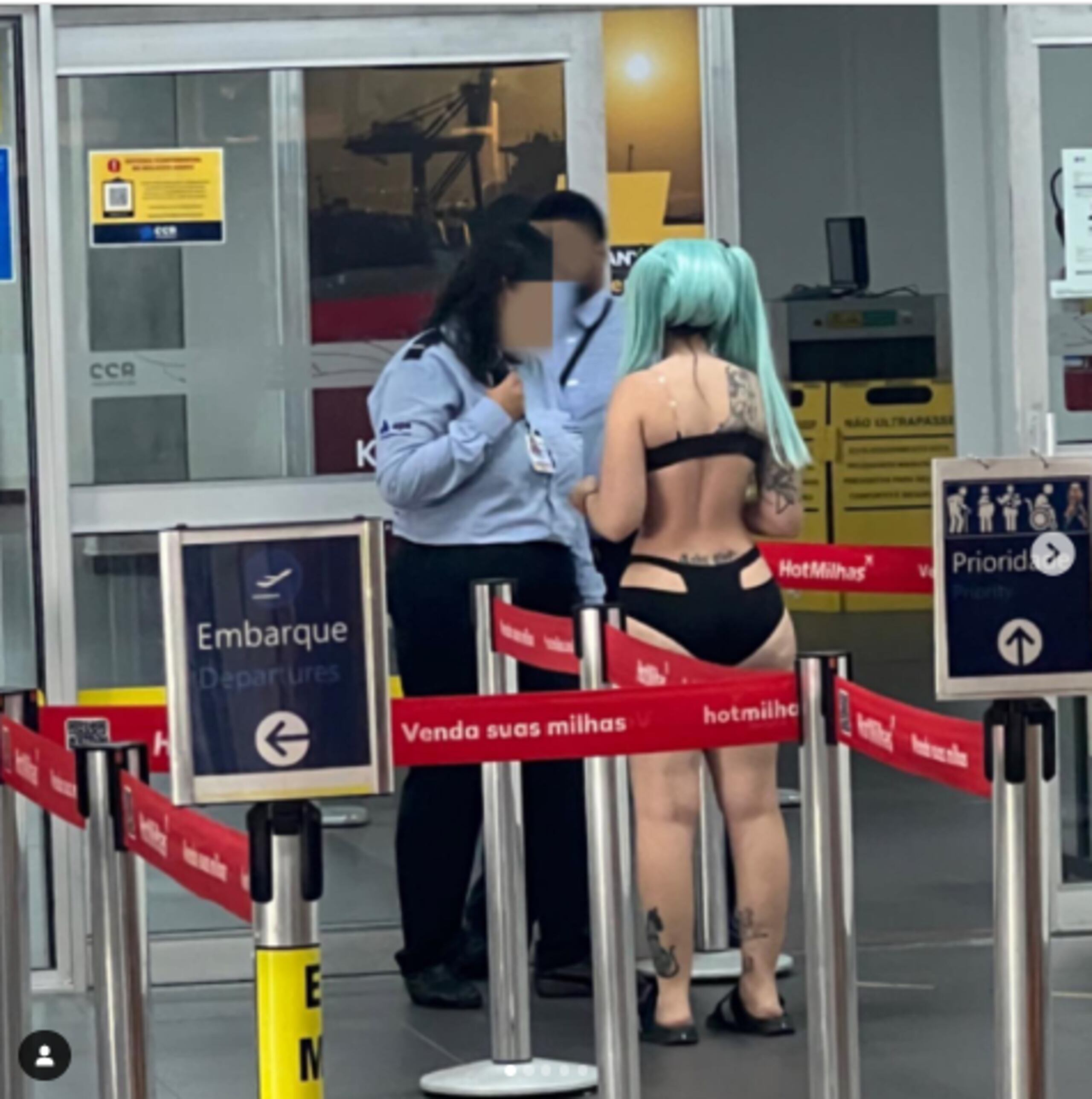 La joven llevaba el disfraz de 'Rebecca’, un personaje de anime de Netflix Cyberpunk Edgerunners, que constaba únicamente de un bikini negro, unas sandalias y una peluca azul turquesa.