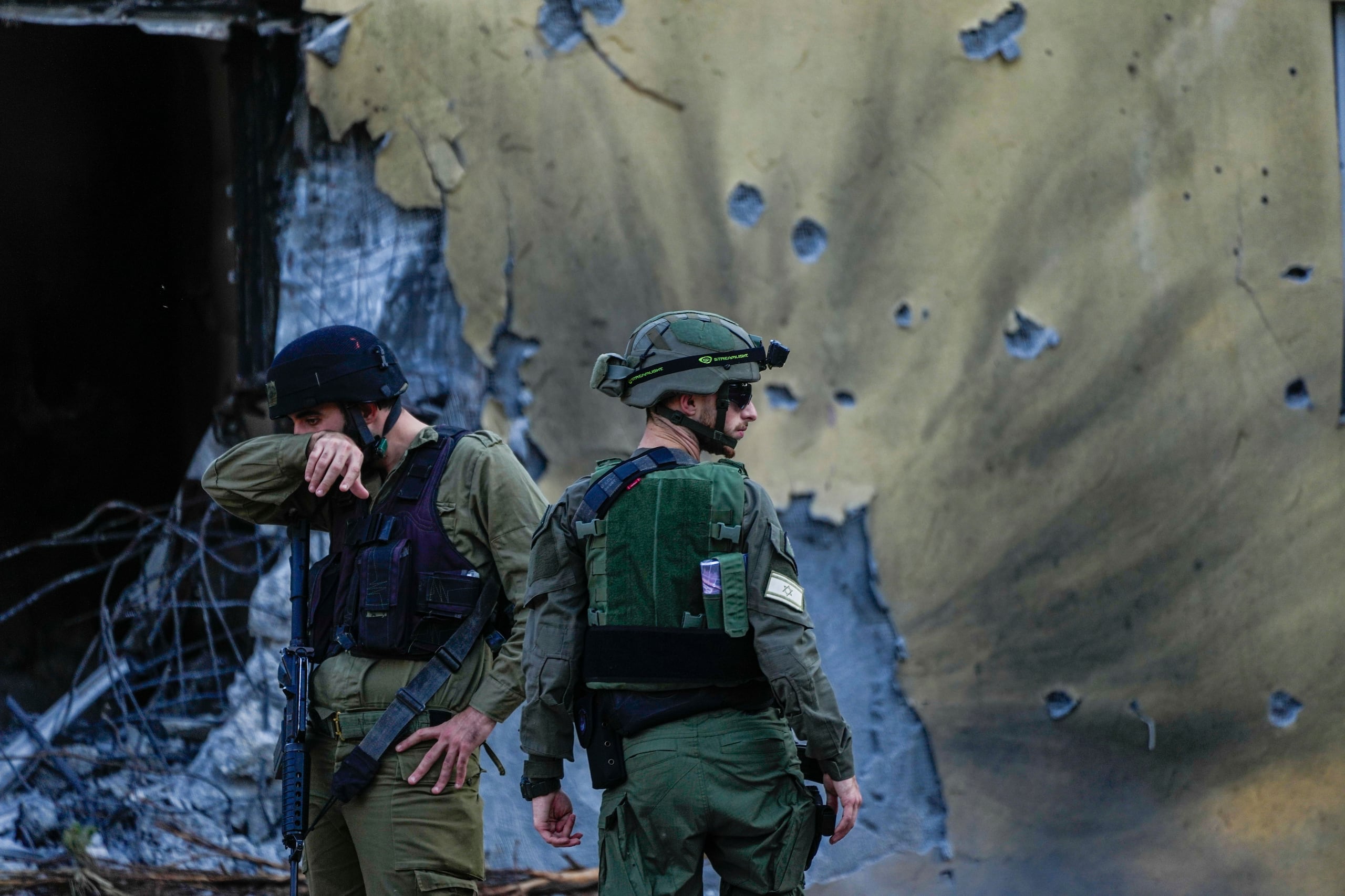 Soldados israelíes observan la destrucción dejada por Hamás a su paso por el kibutz Be'eri, tras los ataques del 7 de octubre.