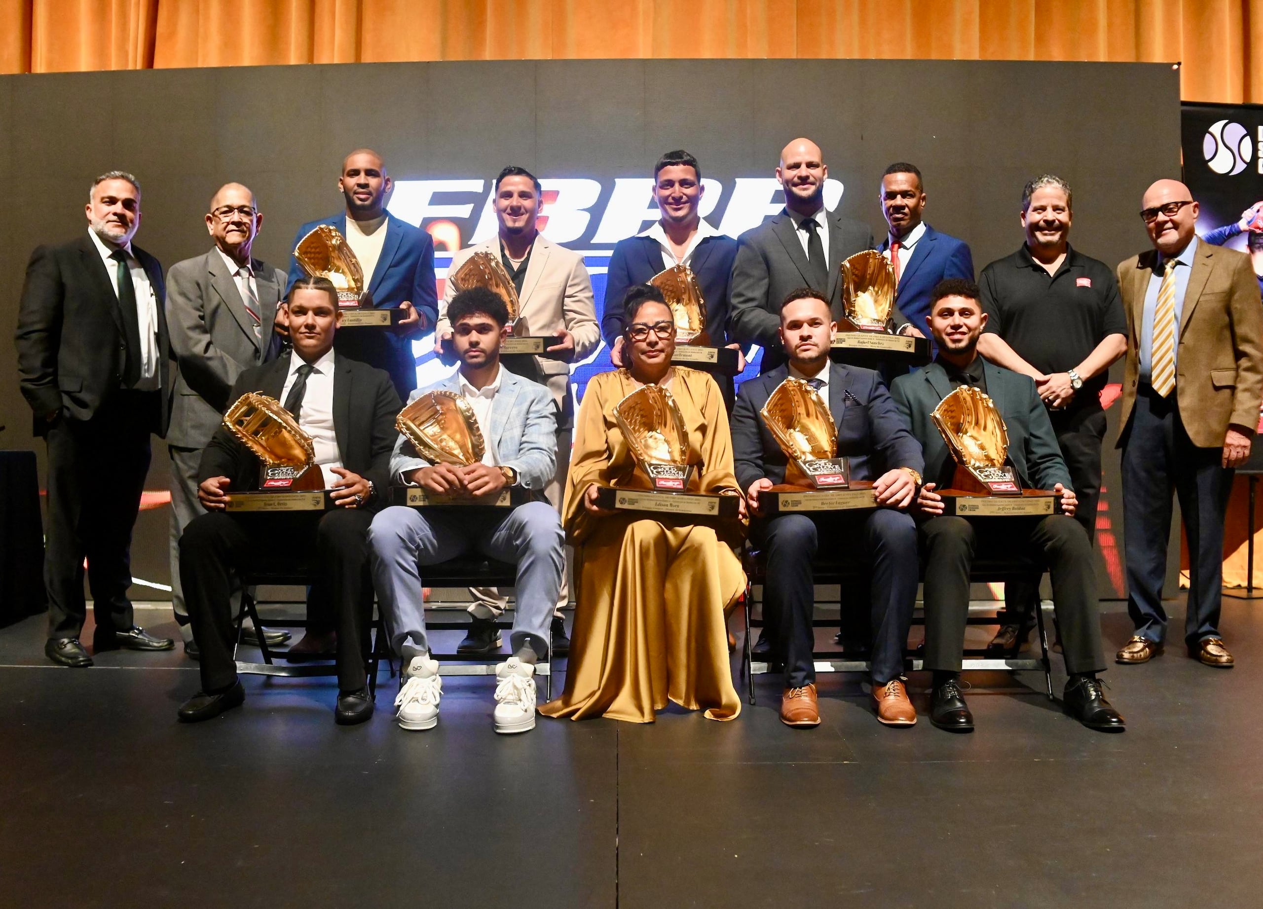 En esta los recipientes o representantes de los ganadores de los Guantes de Oro de la Doble A.