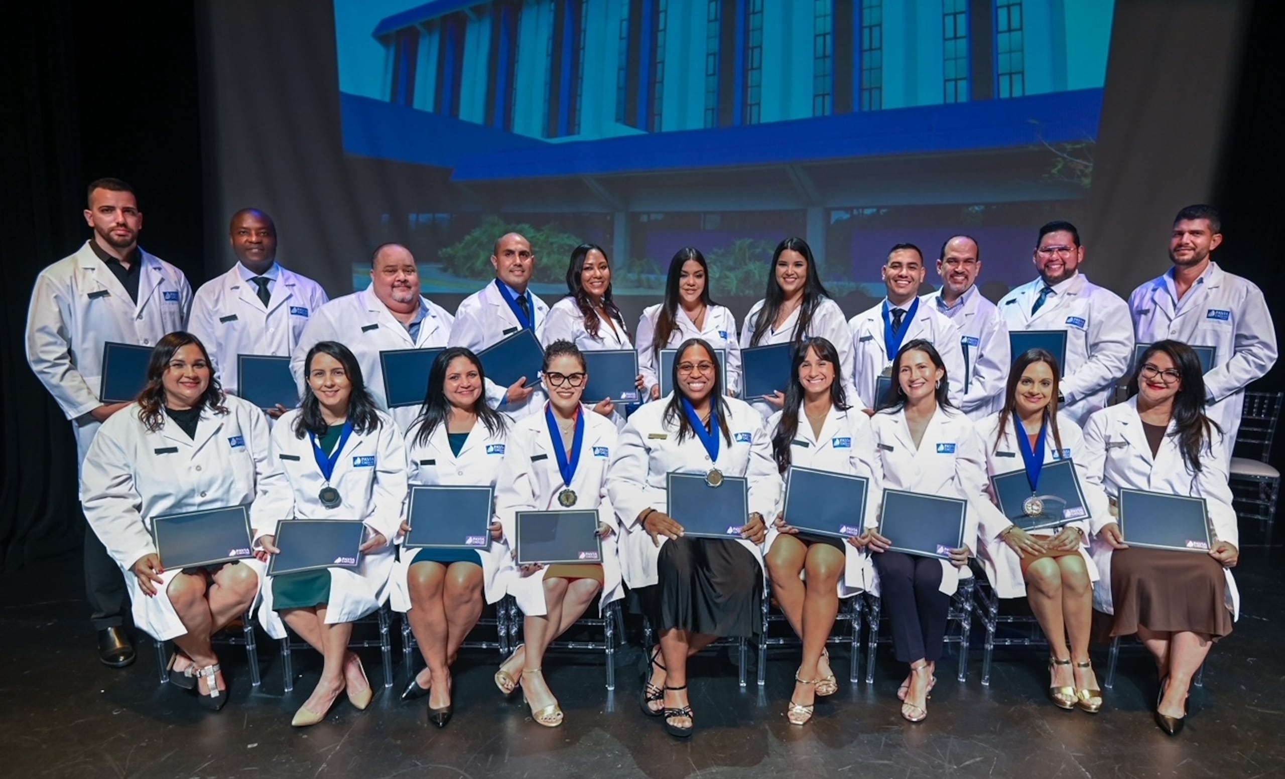 Este año, la graduación del Internado Rotatorio tiene una relevancia especial, ya que es la primera que se realiza bajo la administración del Hospital Pavia Caguas, reafirmando su compromiso con la formación de profesionales médicos altamente capacitados.