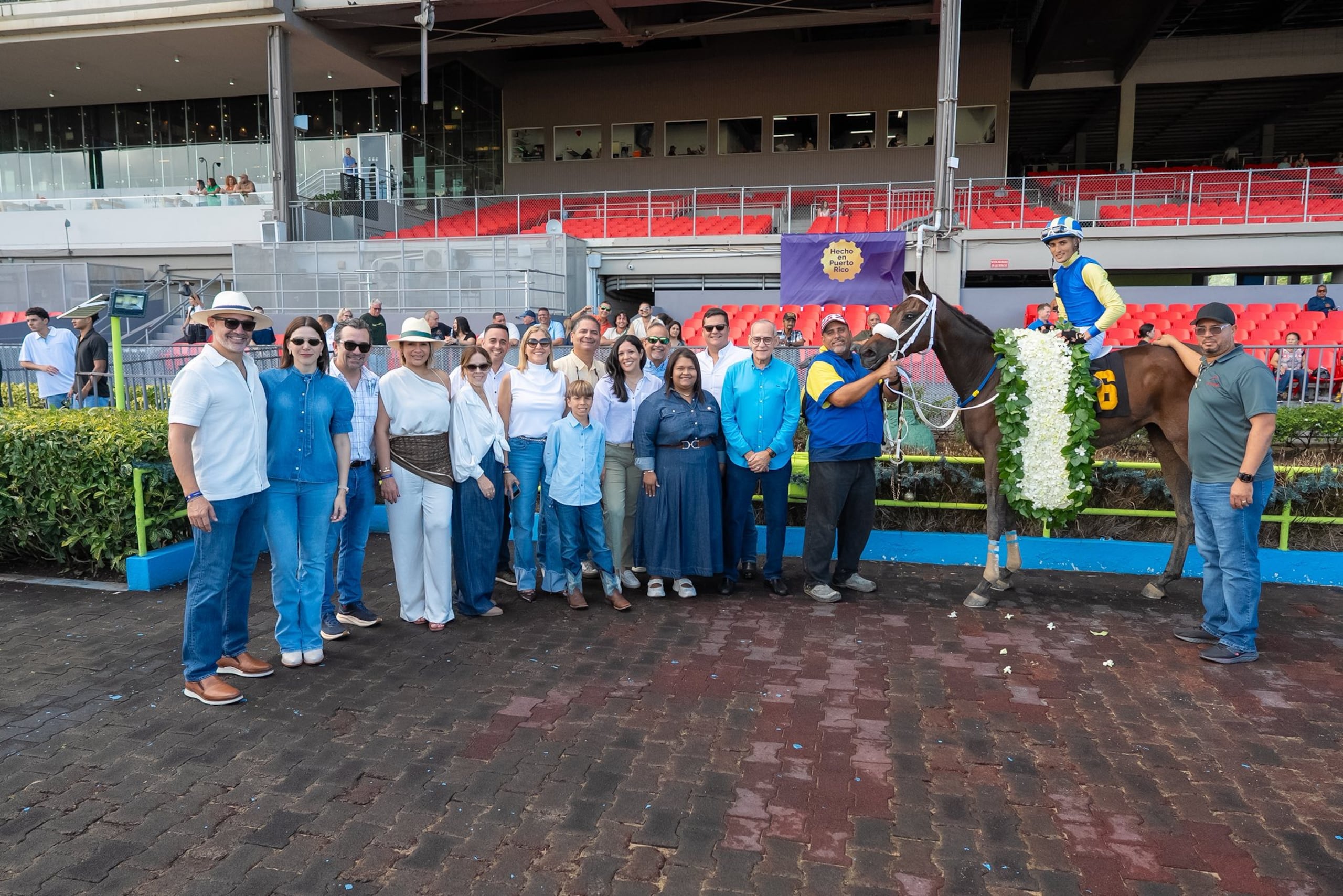 La Asociación Hecho en Puerto Rico (HEPR), en colaboración con el Hipódromo Camarero, celebró la primera edición de la Copa Hecho en Puerto Rico, como parte del evento Conectando Contigo – Edición Octavitas. Esta carrera especial marcó un hito simbólico al contar exclusivamente con la participación de yeguas nativas, reafirmando el compromiso de ambas instituciones con el desarrollo y la promoción del talento local en todas sus formas.
