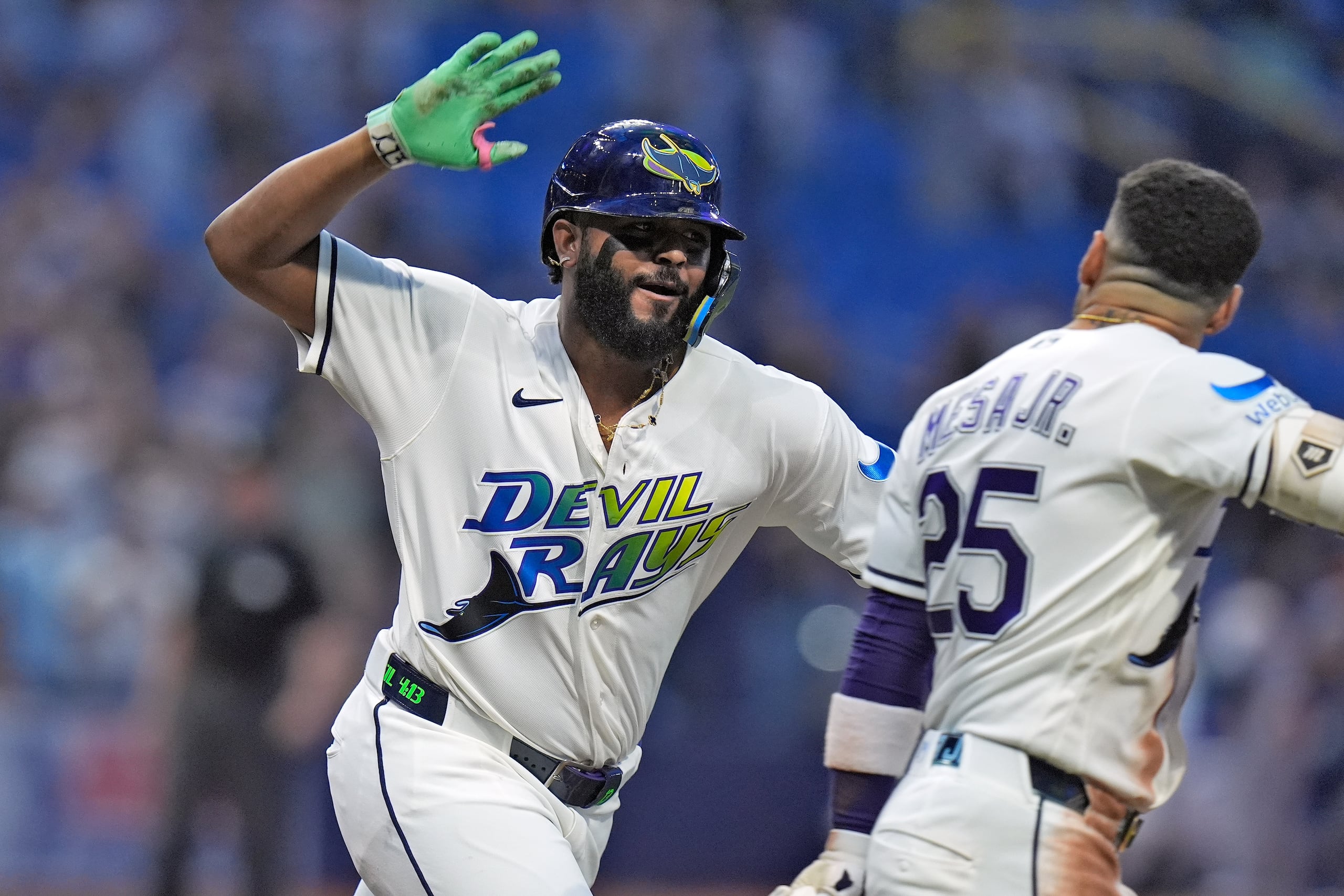 El dominicano Junior Caminero, de los Rays de Tampa Bay, festeja su jonrón de dos carreras junto con su compañero cubano Víctor mesa, el viernes 11 de septiembre de 2026, en un duelo ante los Astros de Houston (AP Foto/Chris O'Meara)