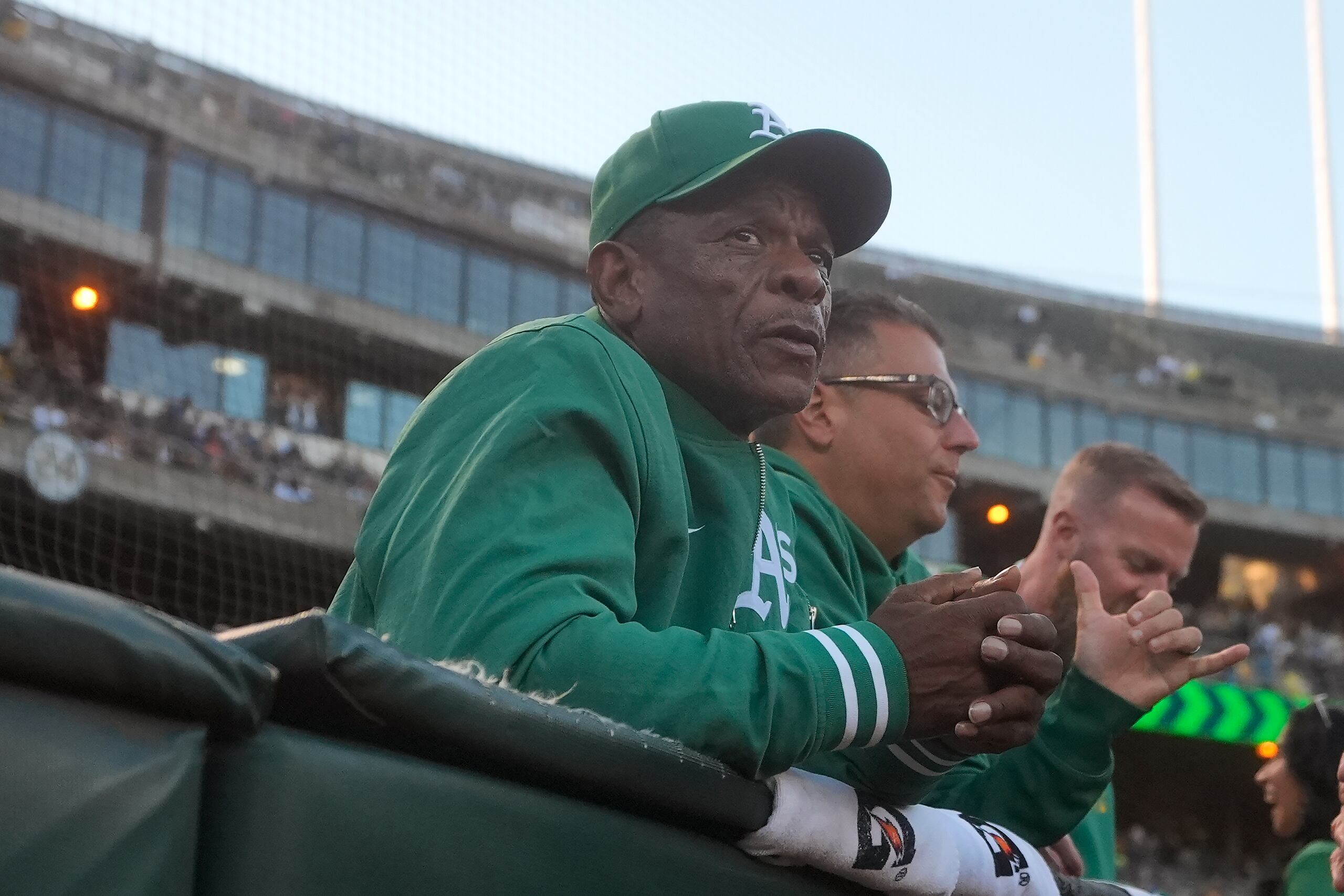 El miembro del Salón de la Fama, Rickey Henderson, un exjugador de los A's y con cuyo nombre fue bautizado el terreno de juego el Coliseo de Oakland, estuvo presente en el partido anteanoche.