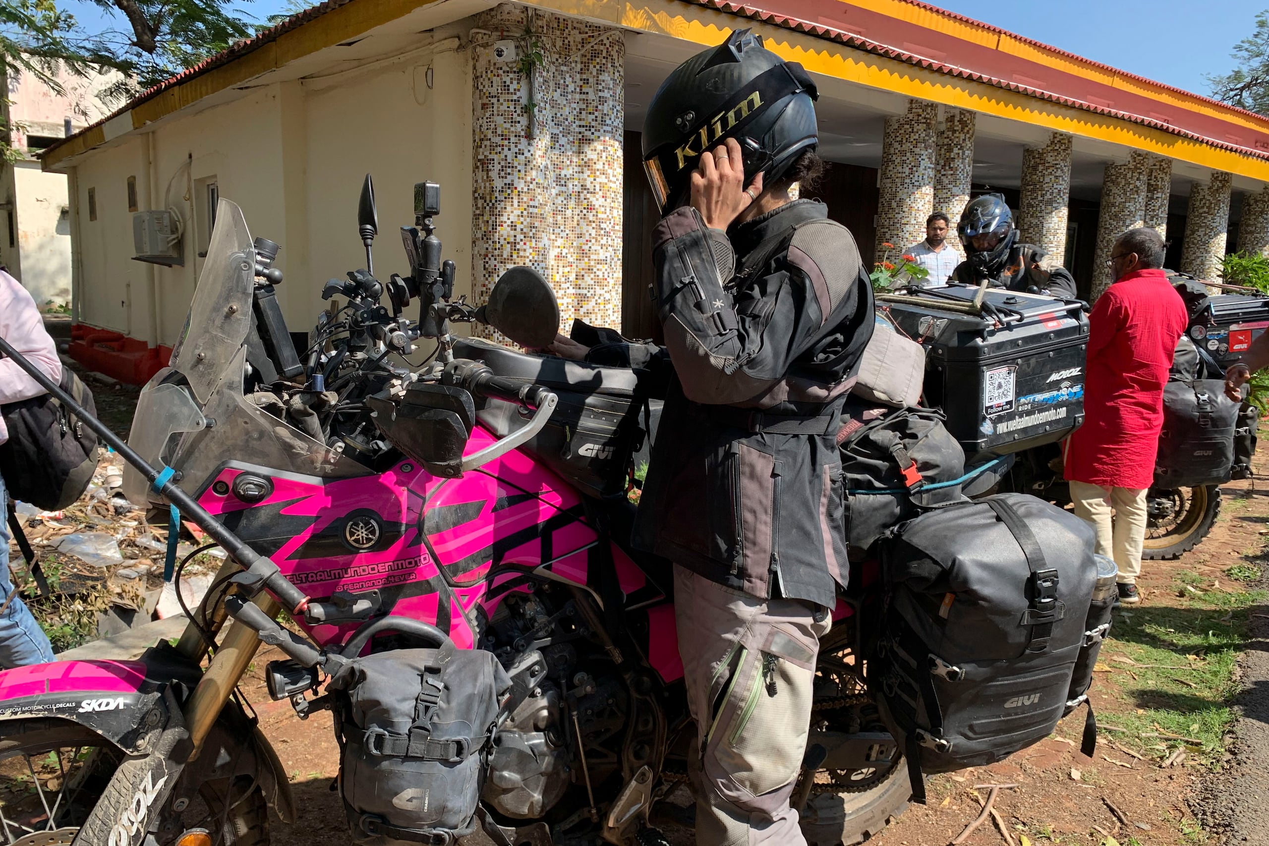 La pareja española atacada el pasado viernes en el noreste de la India abandona este martes el país asiático rumbo a Nepal. EFE/ Mikaela Viqueira